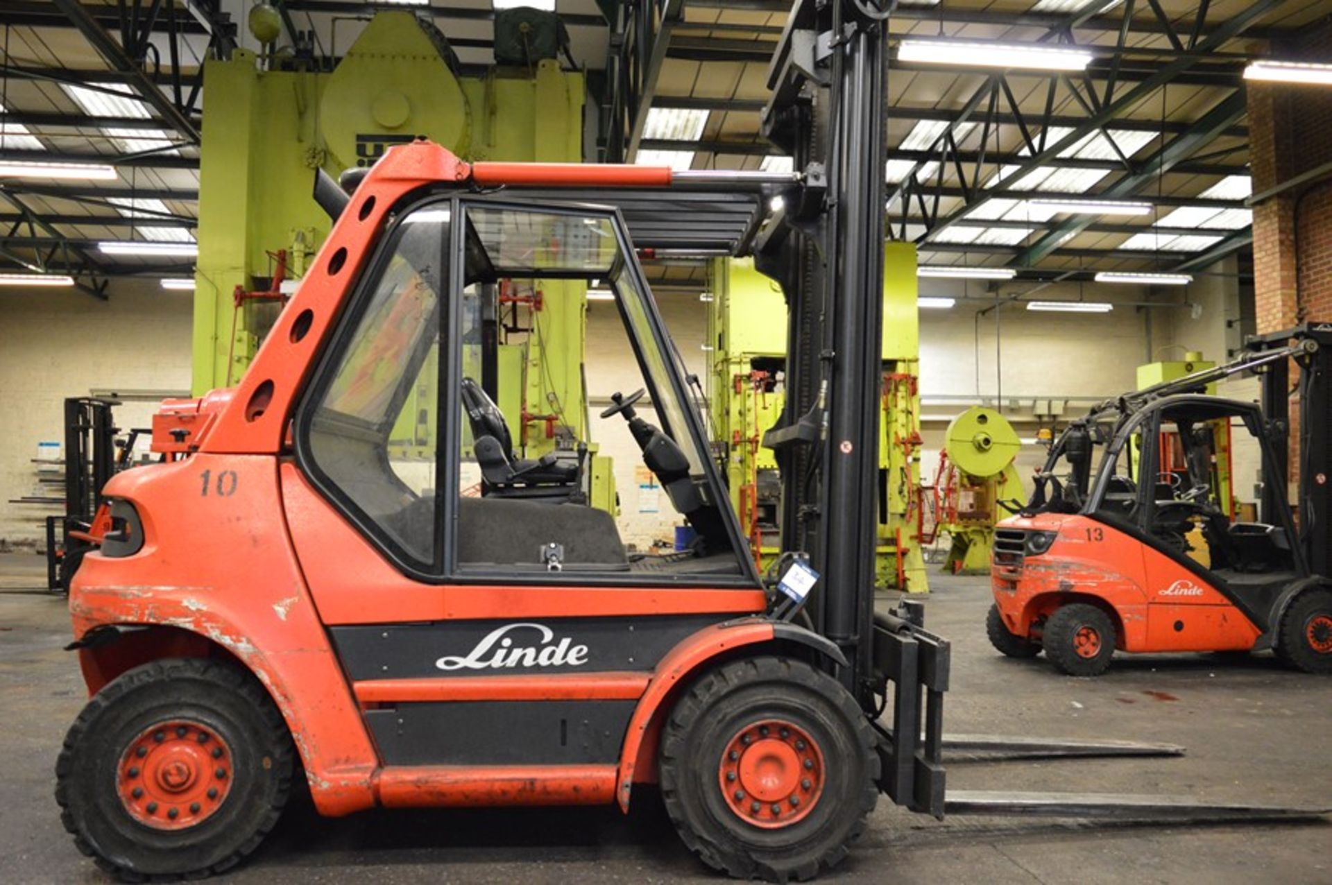 Linde, H70T-03 LPG counterbalance forklift truck, Serial No. E1X353S00208 (2005), Capacity: 7,000kg, - Image 2 of 14
