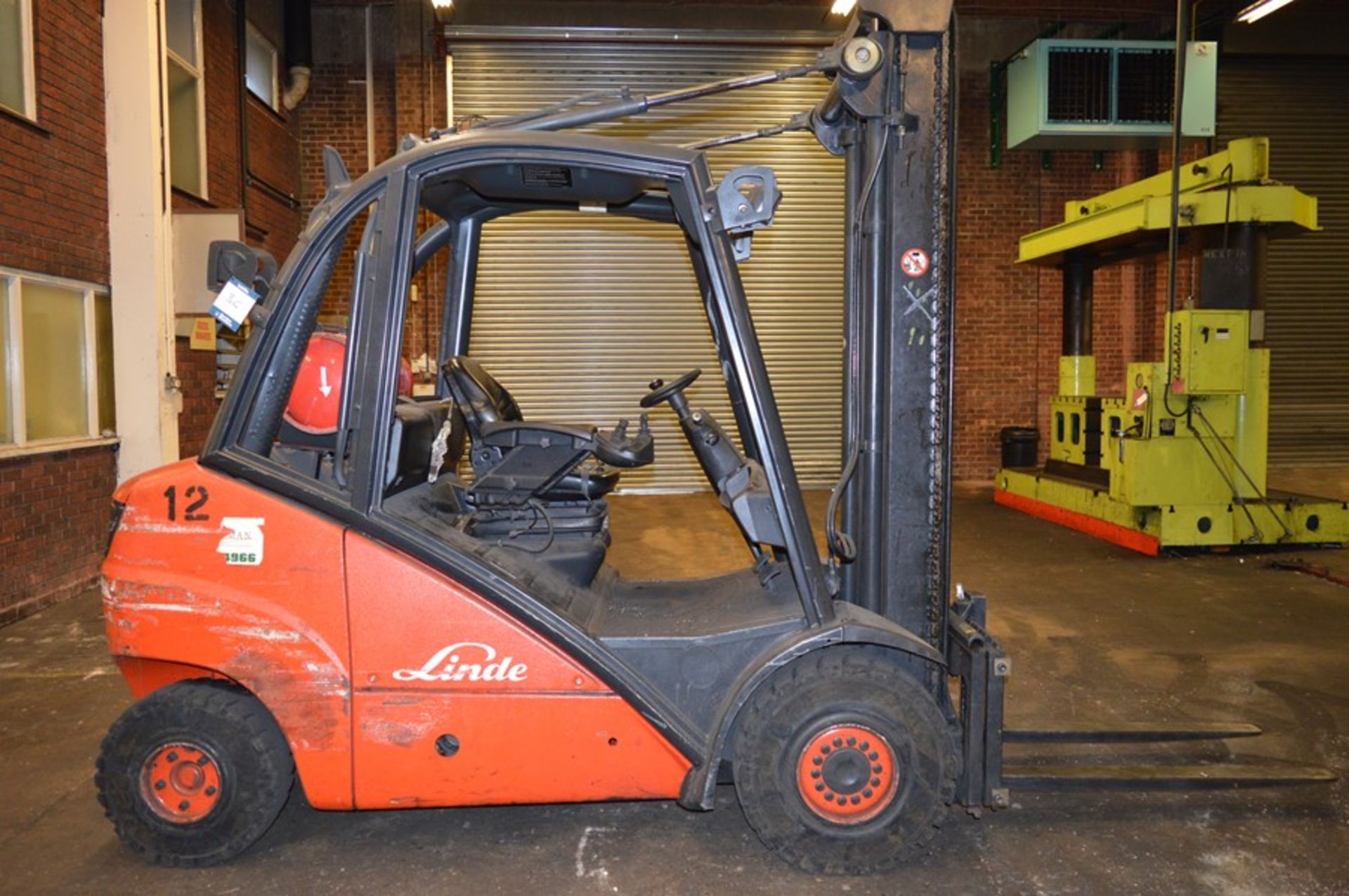 Linde, H35T LPG counterbalance forklift truck, Serial No. H2X393505725 (2005), capacity: 3,500kg,