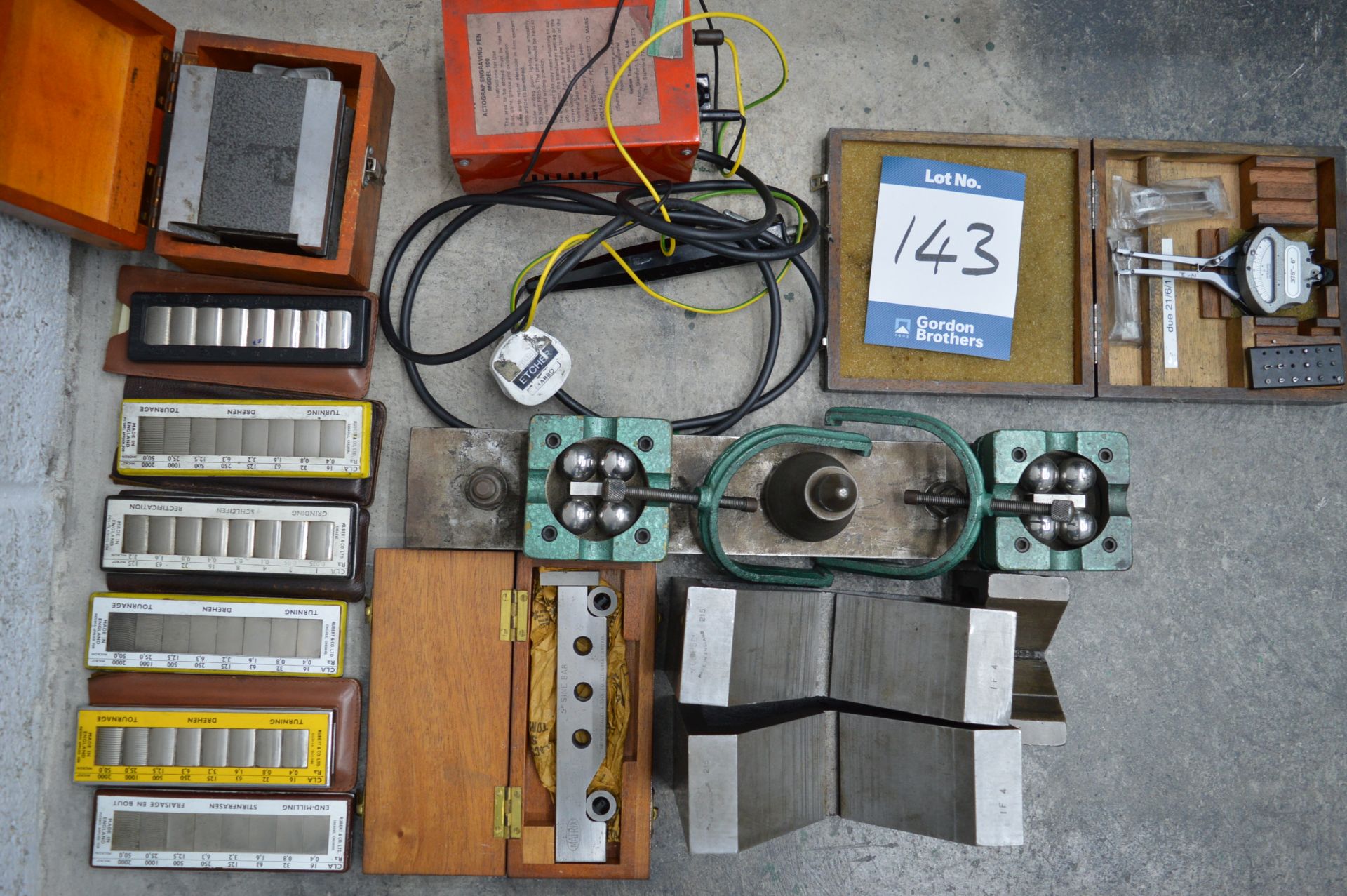 Miscellaneous Lot comprising: V blocks, magnetic angle block, roughness gauges, etcher, internal