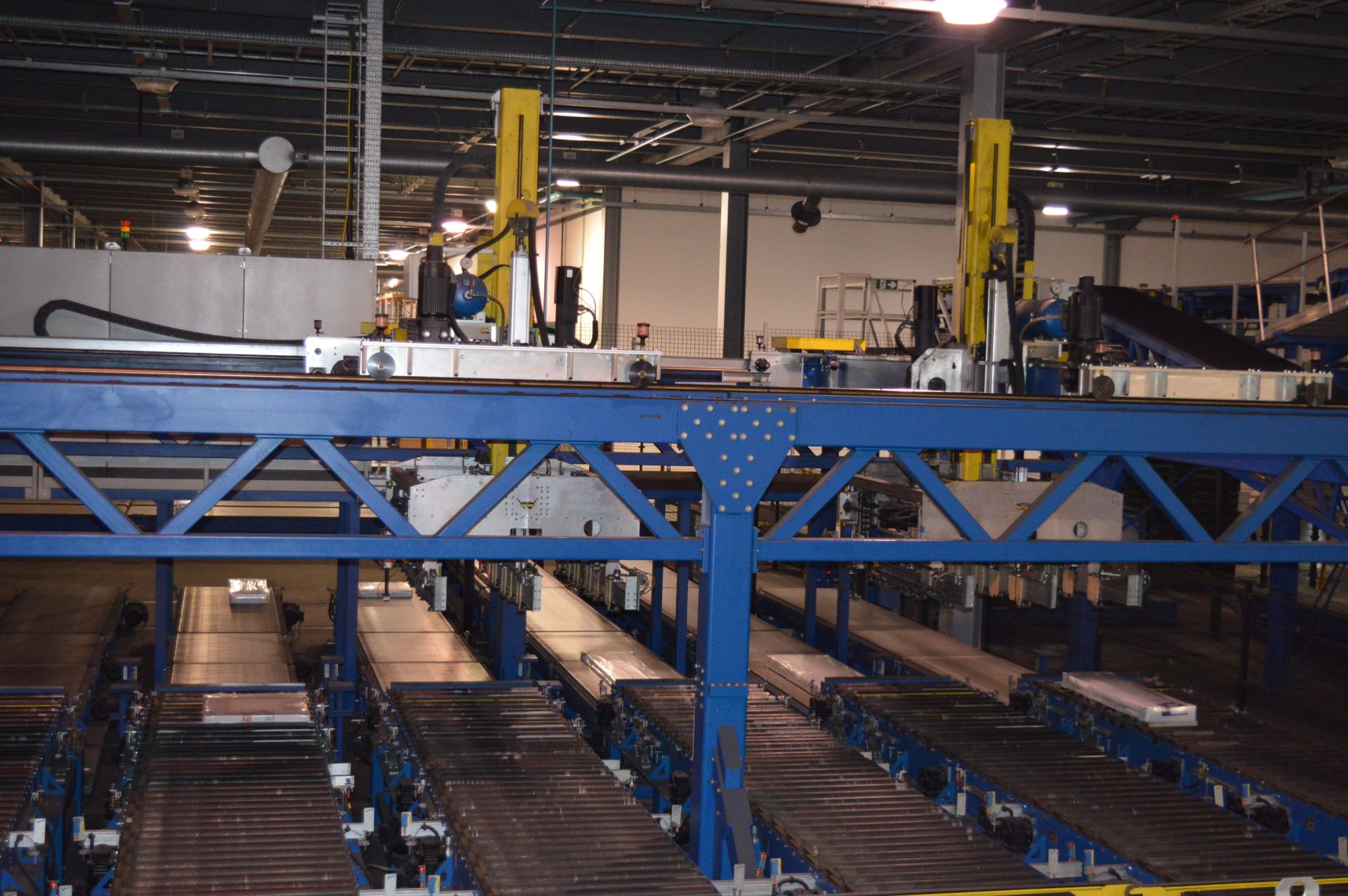Kraft, stacking system with 2 x automatic gantry mounted roboitic pick and place stackers (2006) - Image 2 of 12