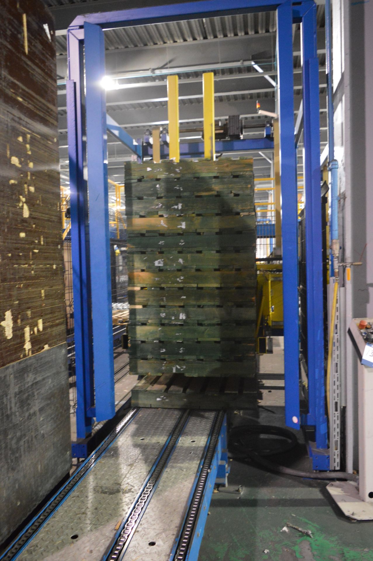 Kraft, automatic pallet stacking magazine with adjustable pallet width and Kraft, 4m motorised