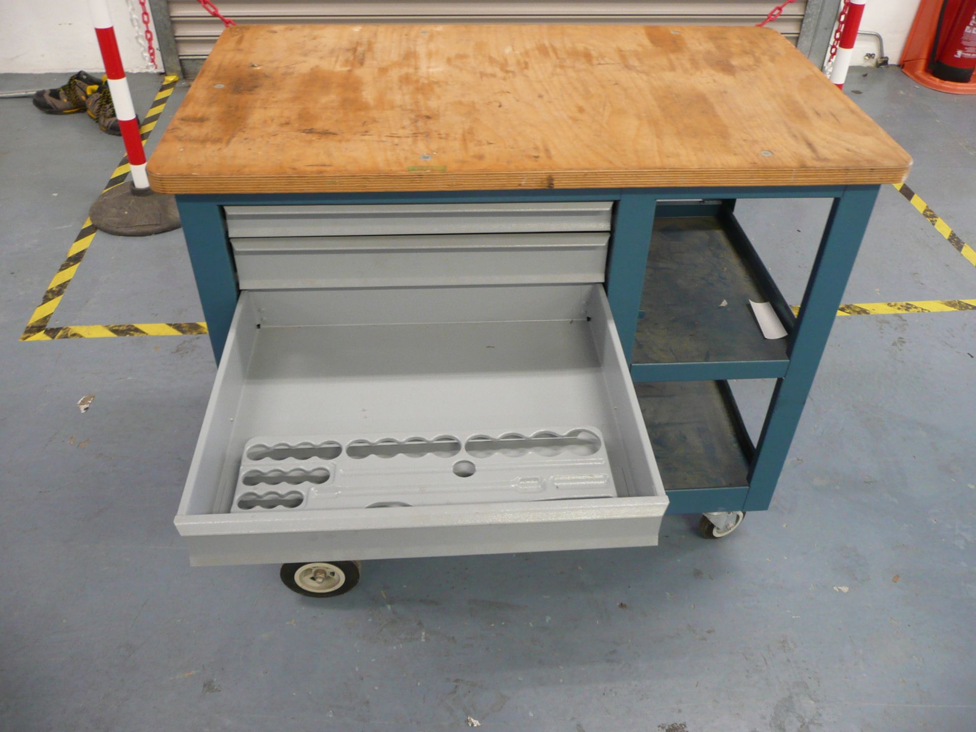 Gedore, mobile garage workbench with six drawer tool storage and two shelves, size 950mm (l) x 550mm - Bild 3 aus 4