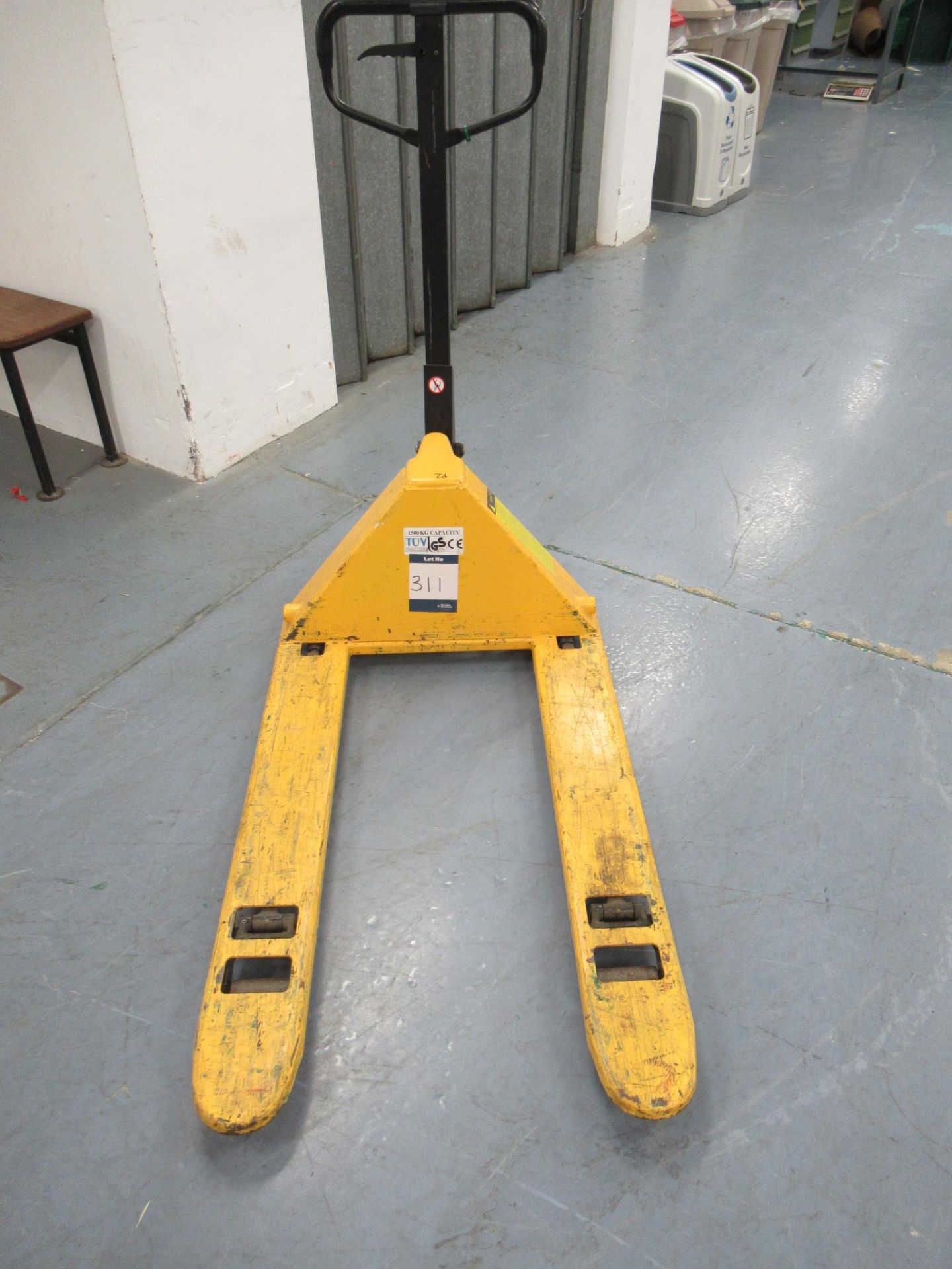 1500kg capacity hydraulic wide fork hand pallet truck, fork length 1000mm x width 675mm - Image 3 of 3