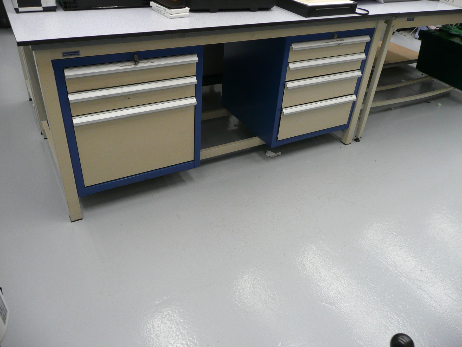 4 x work benches, two with twin multi drawer hanging cabinets and one with storage cupboard Size ( - Image 2 of 3