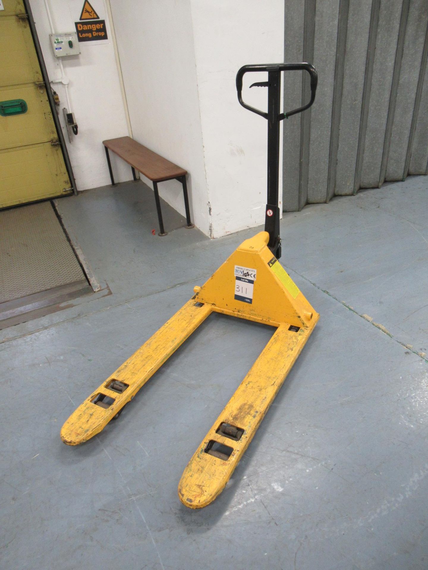 1500kg capacity hydraulic wide fork hand pallet truck, fork length 1000mm x width 675mm