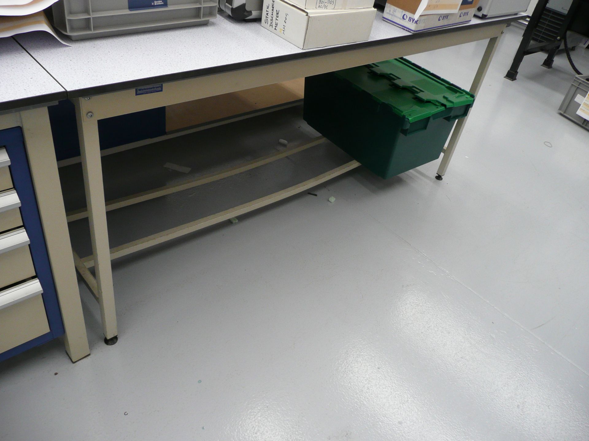 4 x work benches, two with twin multi drawer hanging cabinets and one with storage cupboard Size ( - Image 3 of 3