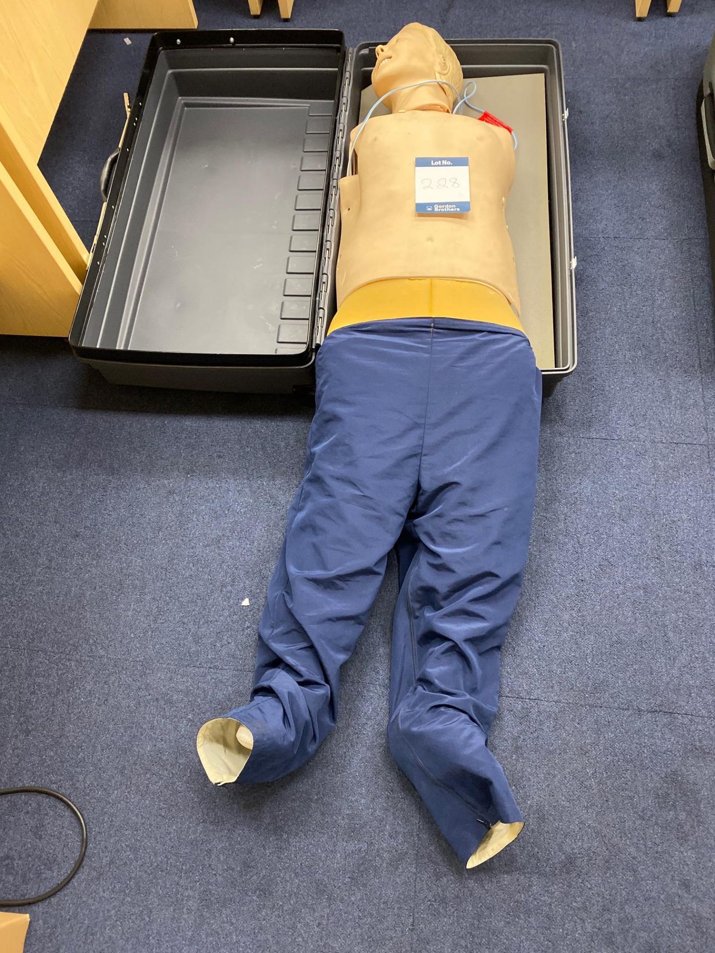 Skill trainer defibrillate training mannequin with carry case and connection cable