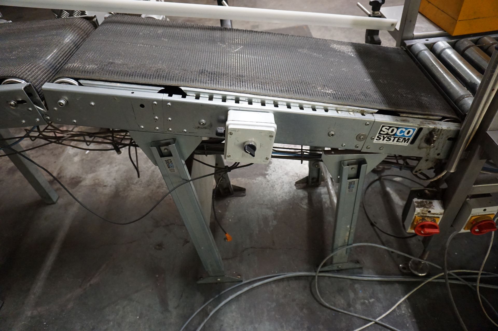 Soco System, Model: T402 box taping machine, Serial No. 101-2000 (2000) with infeed/outfeed - Image 2 of 7