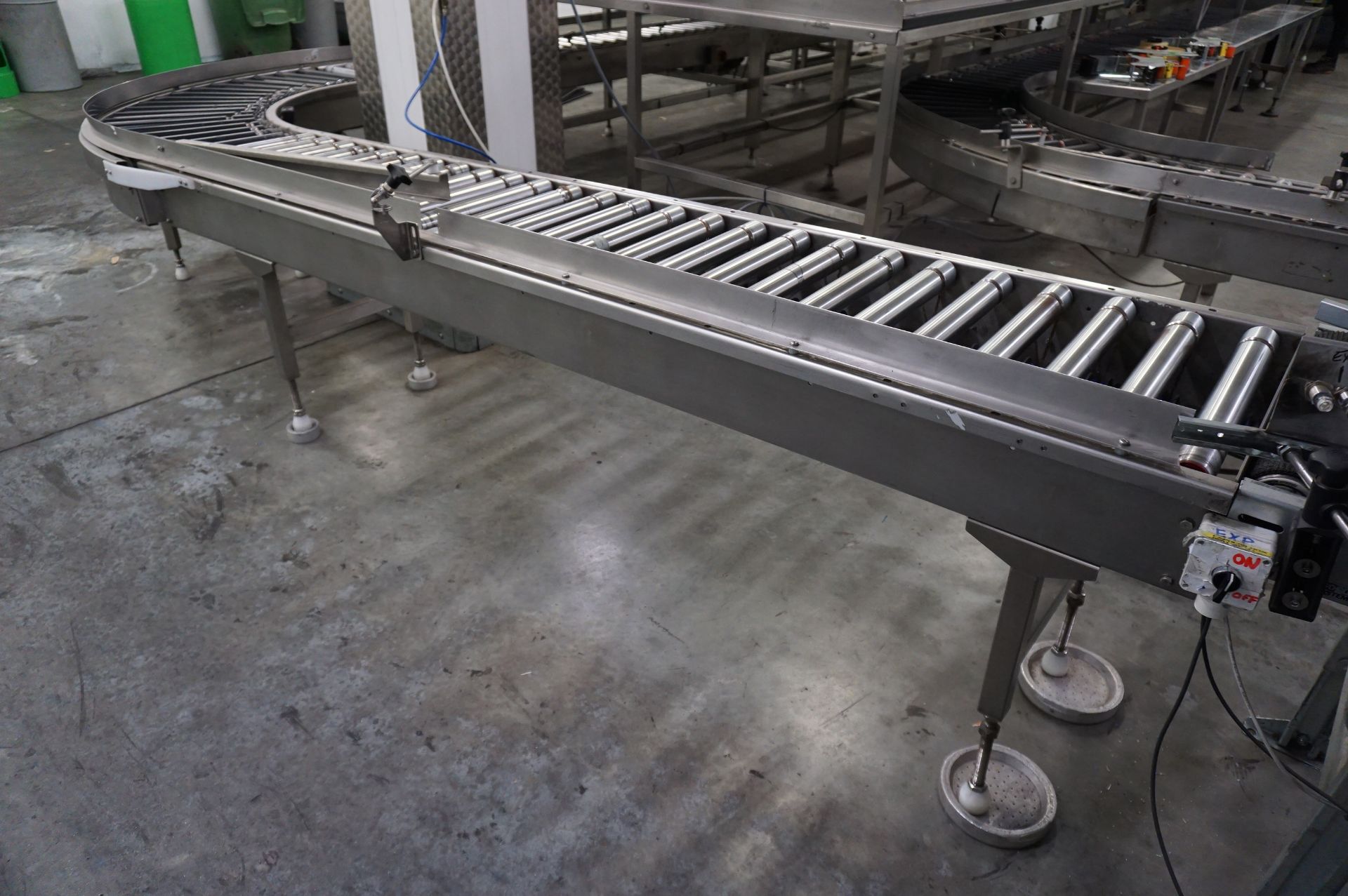 Twin Level Packing Station Comprising: high level plastic slat motorised carousel; lower level - Image 6 of 9