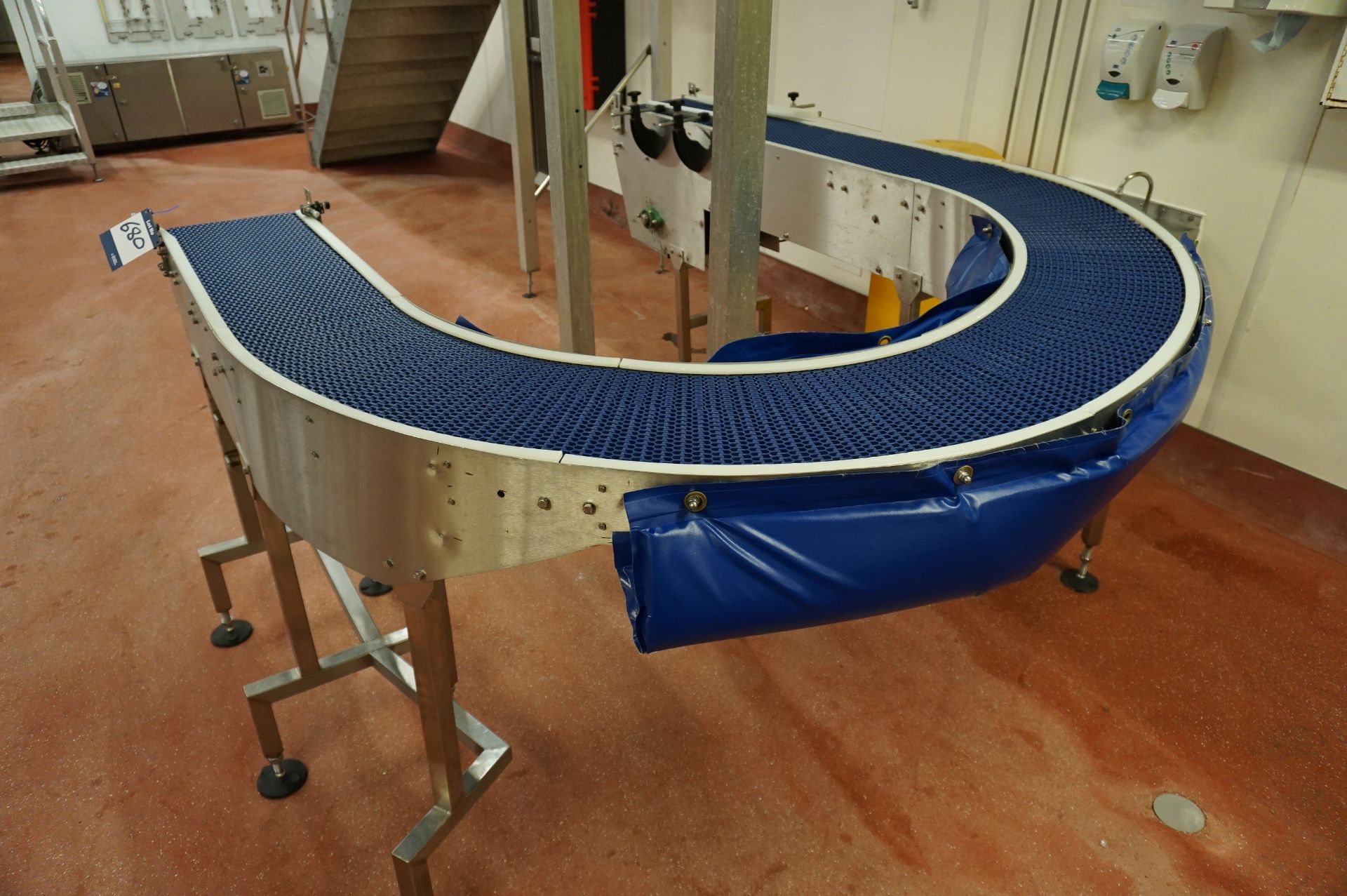 Motorised curved plastic mesh conveyor, Approx 5.5m (l) belt width: 280mm - Image 2 of 2