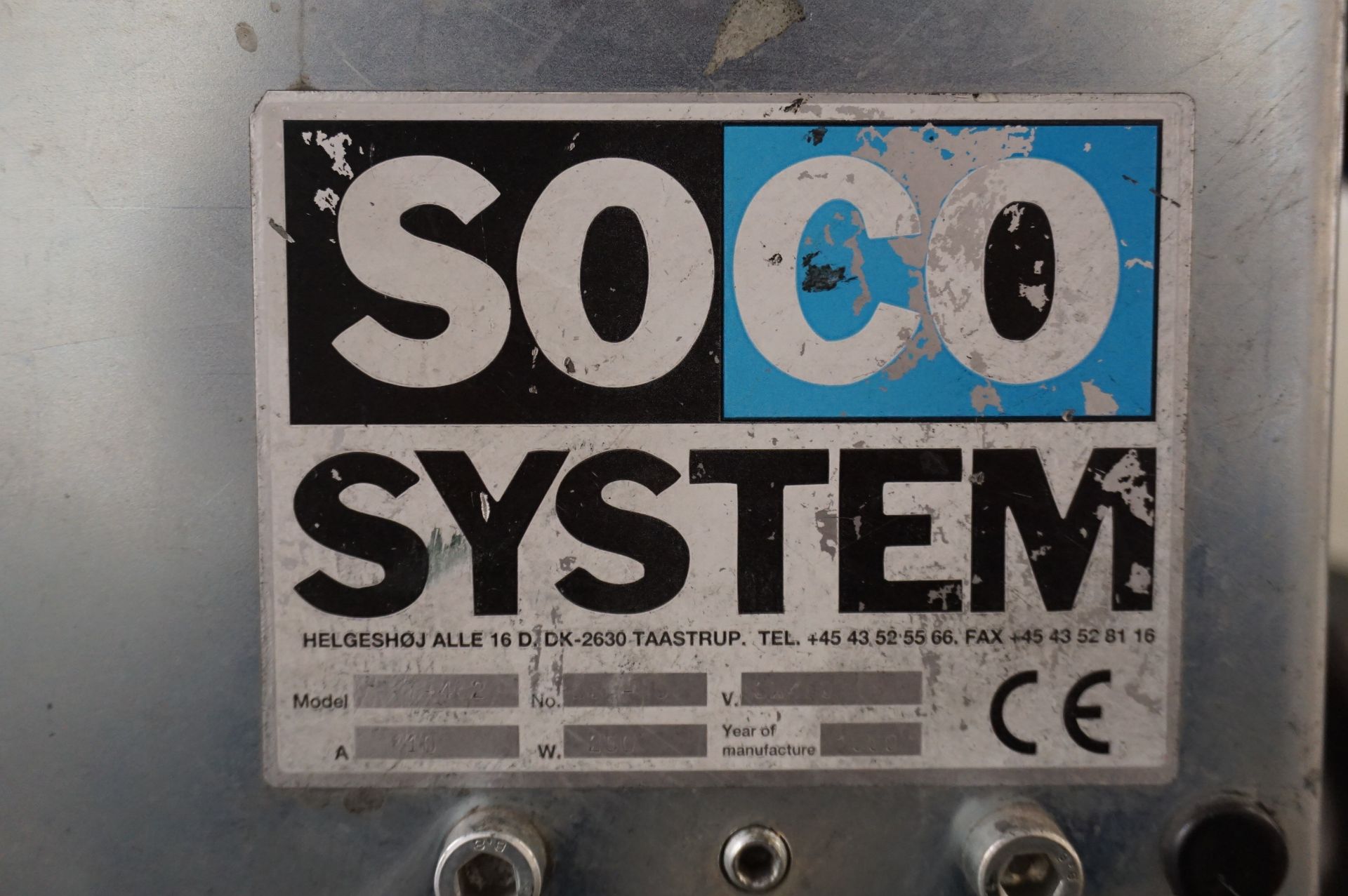 Soco System, Model: T402 box taping machine, Serial No. N/A (2000) with infeed/outfeed conveyor - Image 4 of 4