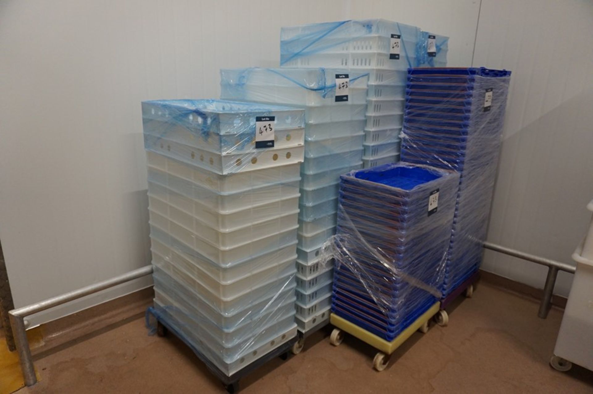 Approx. 100 x plastic storage crates, as lotted