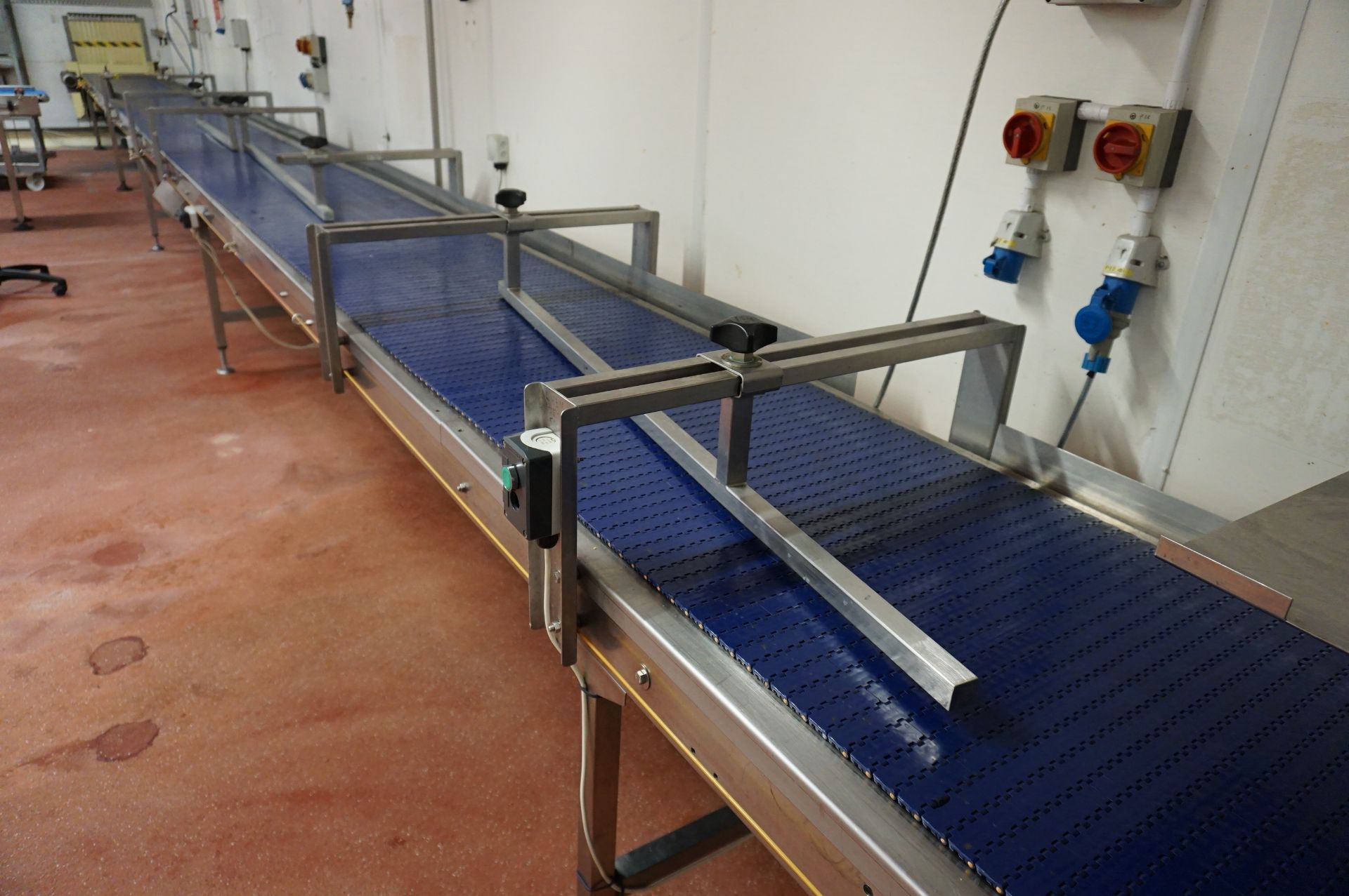 Motorised plastic mesh conveyor with alignment guides, Approx 14m (l) belt width: 590mm