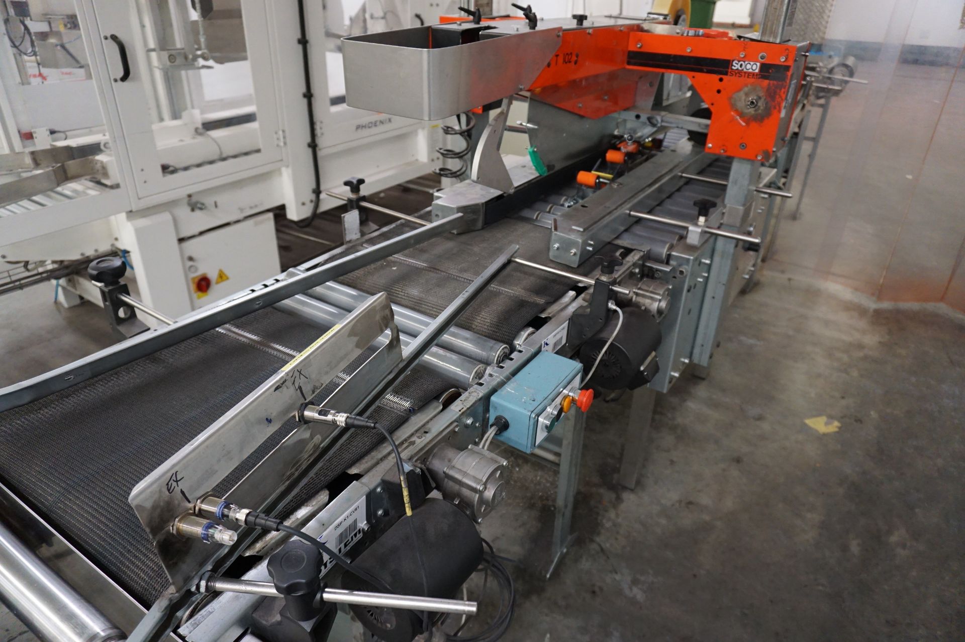 Soco System, Model: T402 box taping machine, Serial No. N/A (2000) with infeed/outfeed conveyor - Image 3 of 4