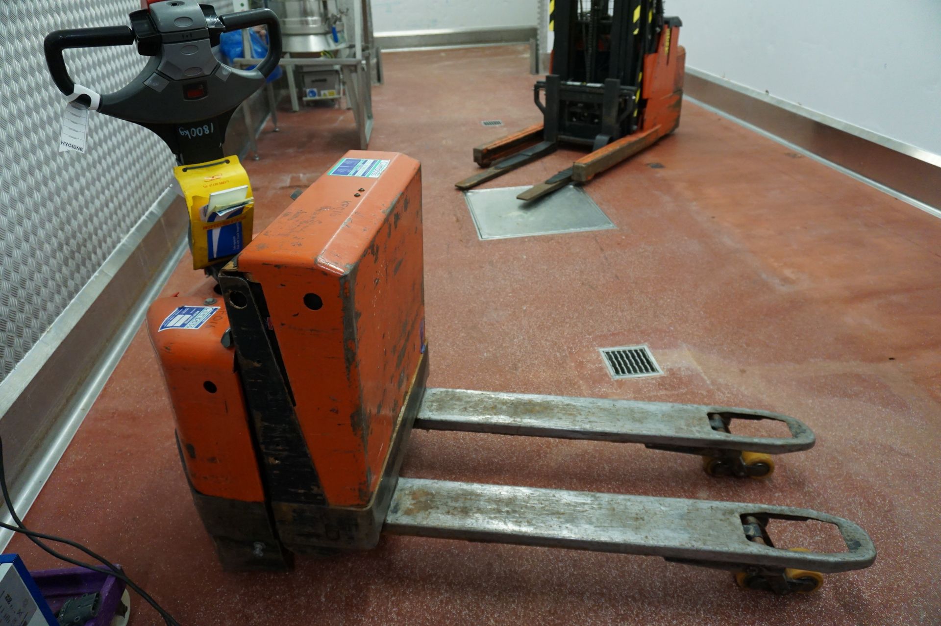 BT, Model: LWE180, 1800kg electric pallet truck, Serial No. 958122 (2006) - Image 4 of 4