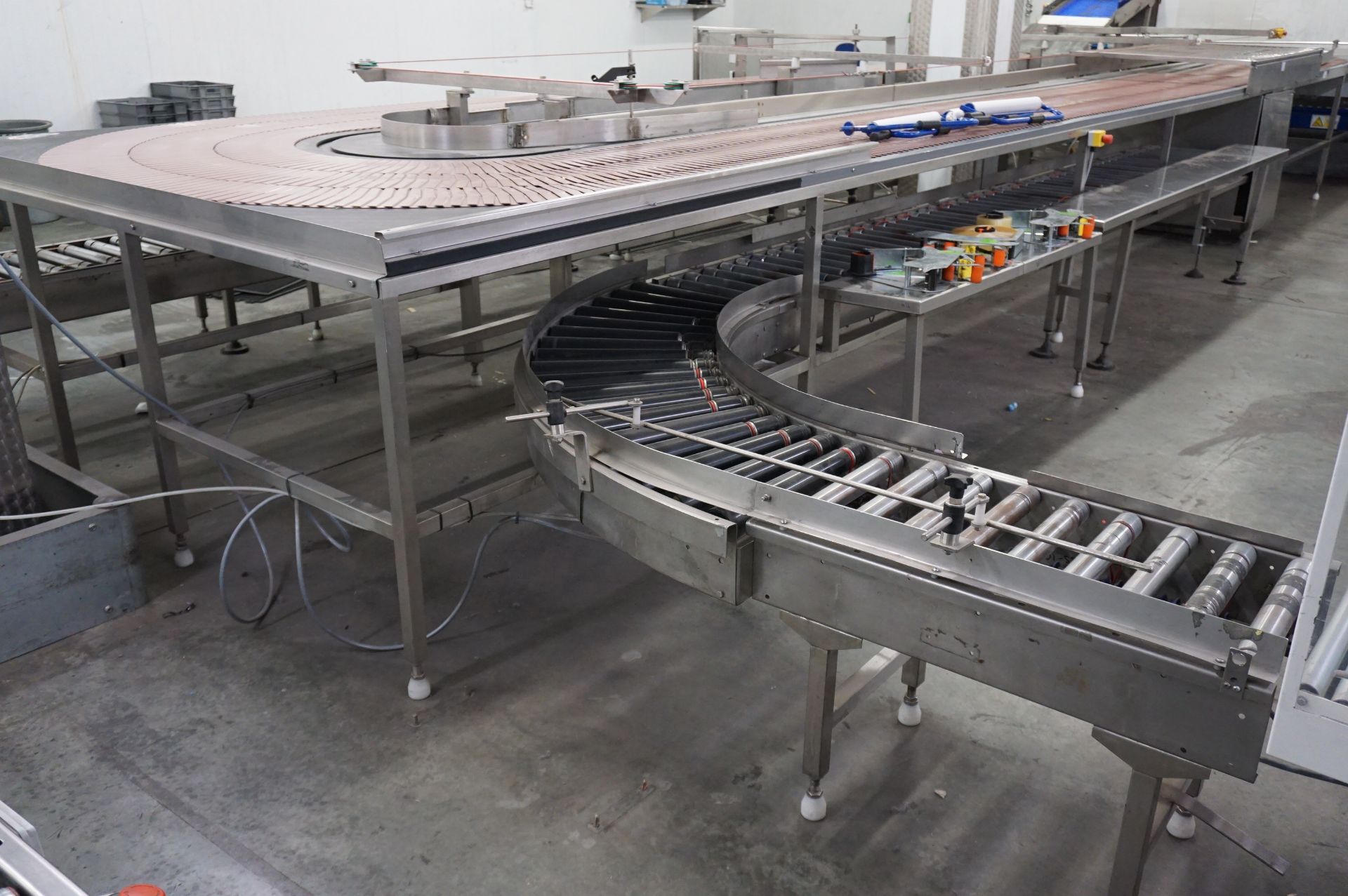 Twin Level Packing Station Comprising: high level plastic slat motorised carousel; lower level - Image 7 of 9