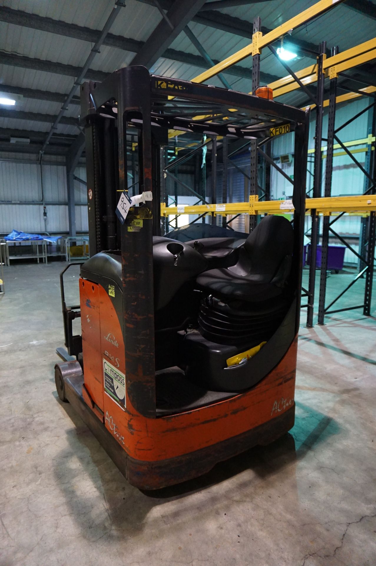 Linde, Model: R14, electric reach truck, Serial No. G1X115051943 (2007) Hours: 8061, Mast Height: - Image 5 of 6
