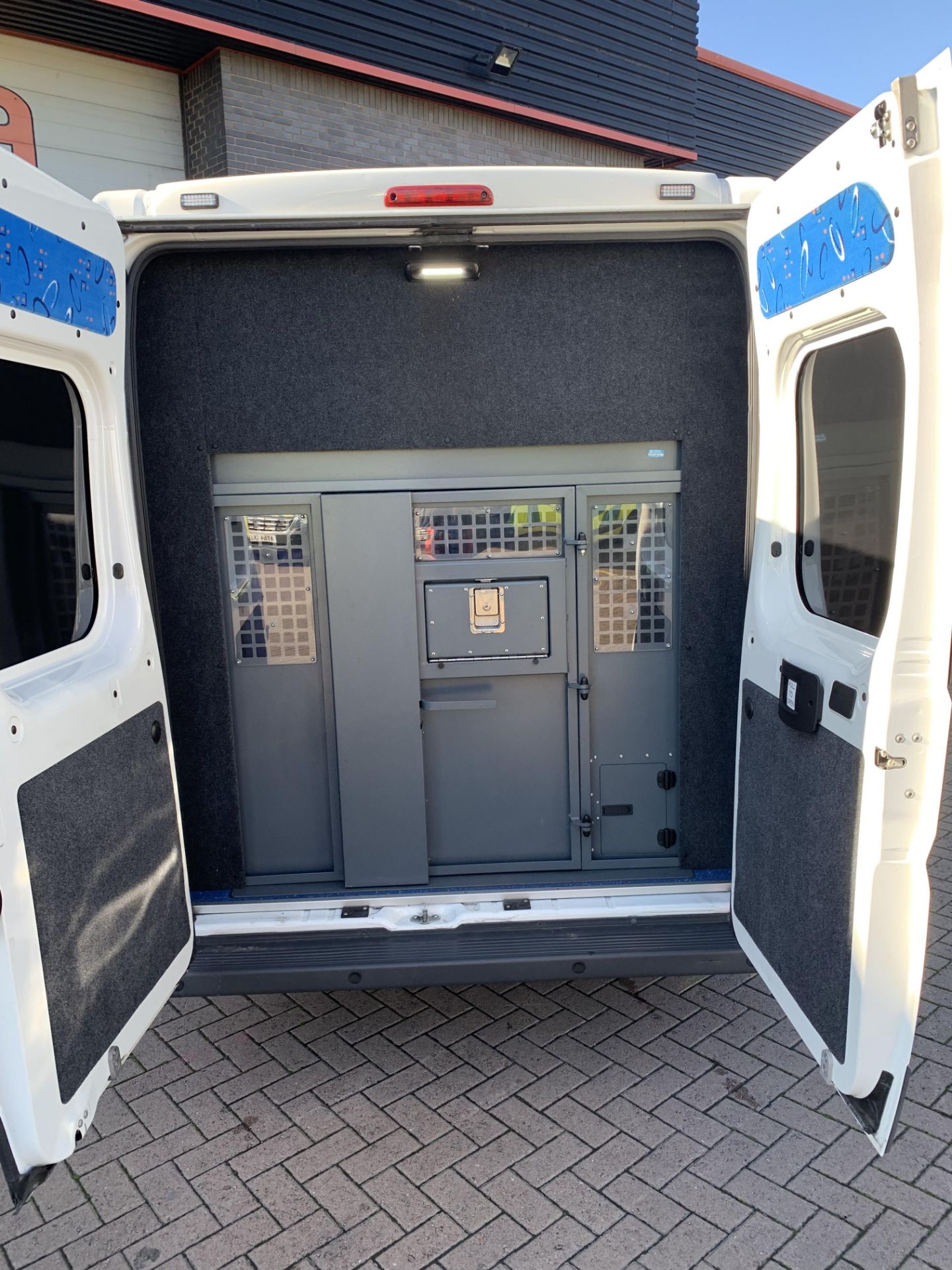 Citroen Relay 35 L3H2 Eprise Blue HDI secure cell covert ambulance, with rear steel prison transport - Bild 16 aus 17