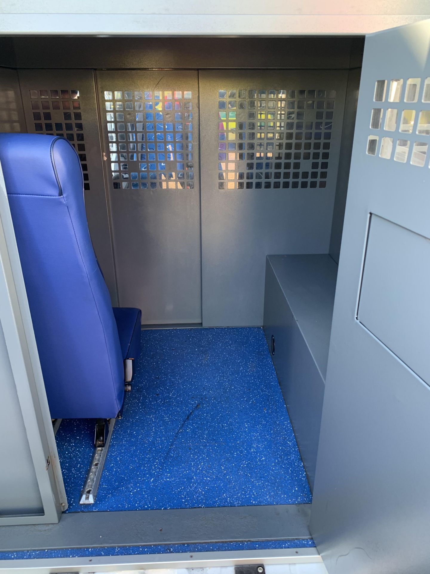 Citroen Relay 35 L3H2 Eprise Blue HDI secure cell covert ambulance, with rear steel prison transport - Bild 15 aus 17