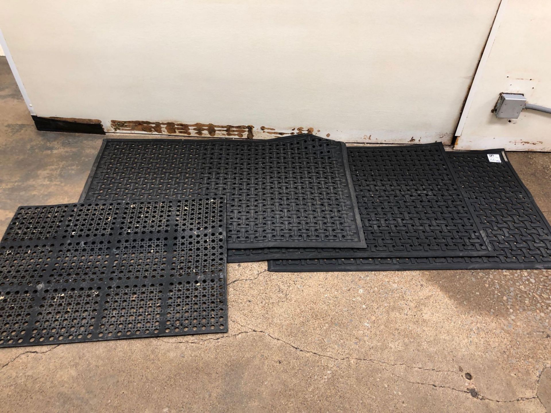 4 Large Rubber Anti Slip Grease Proof Mats