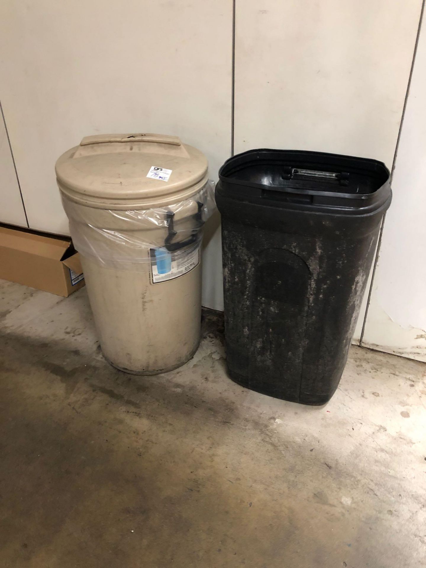 Two Plastic Trash Cans - Bild 2 aus 2