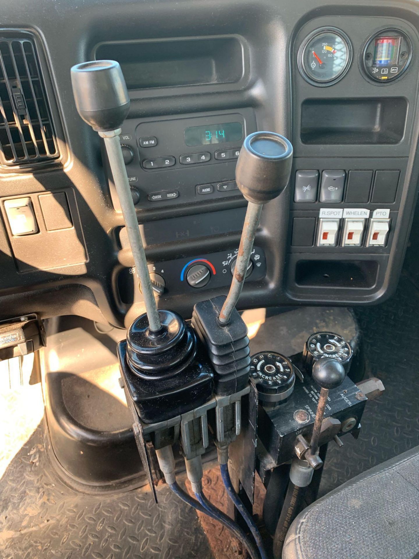 2003 GMC C4500 Duramax Diesel 6.6L Alison Transmission - Image 29 of 56