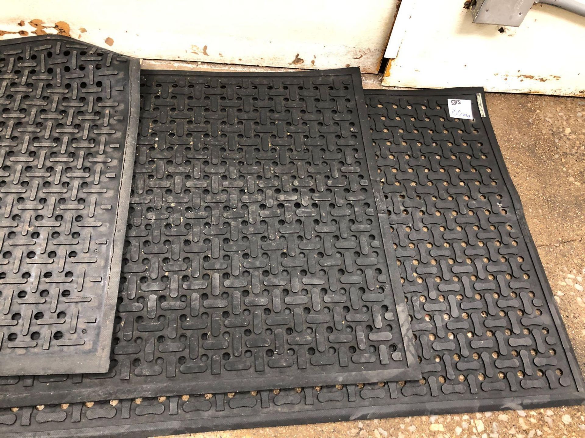 4 Large Rubber Anti Slip Grease Proof Mats - Image 2 of 3