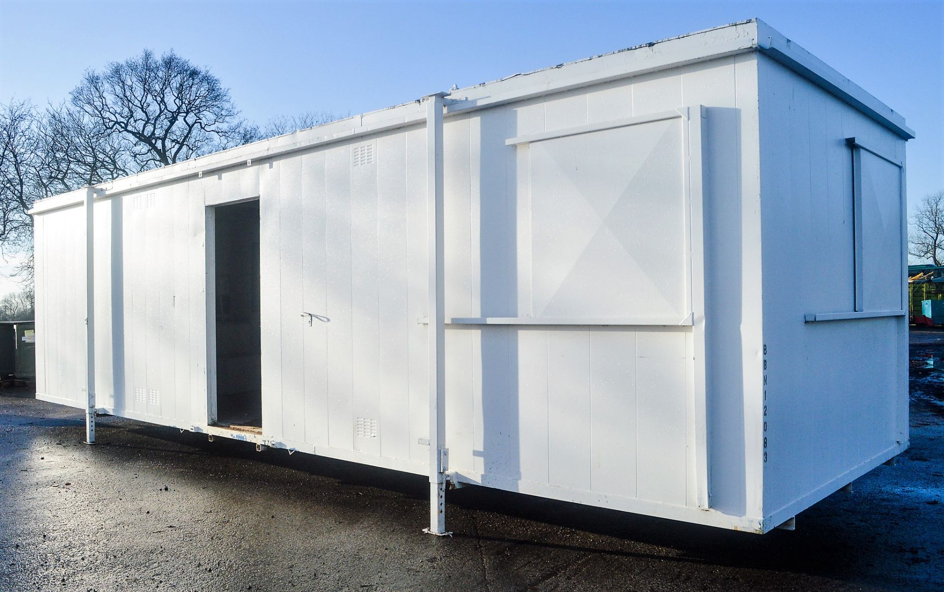 32 ft x 10 ft steel anti vandal jack leg office site unit BBN12083 ** Door missing ** - Image 2 of 5