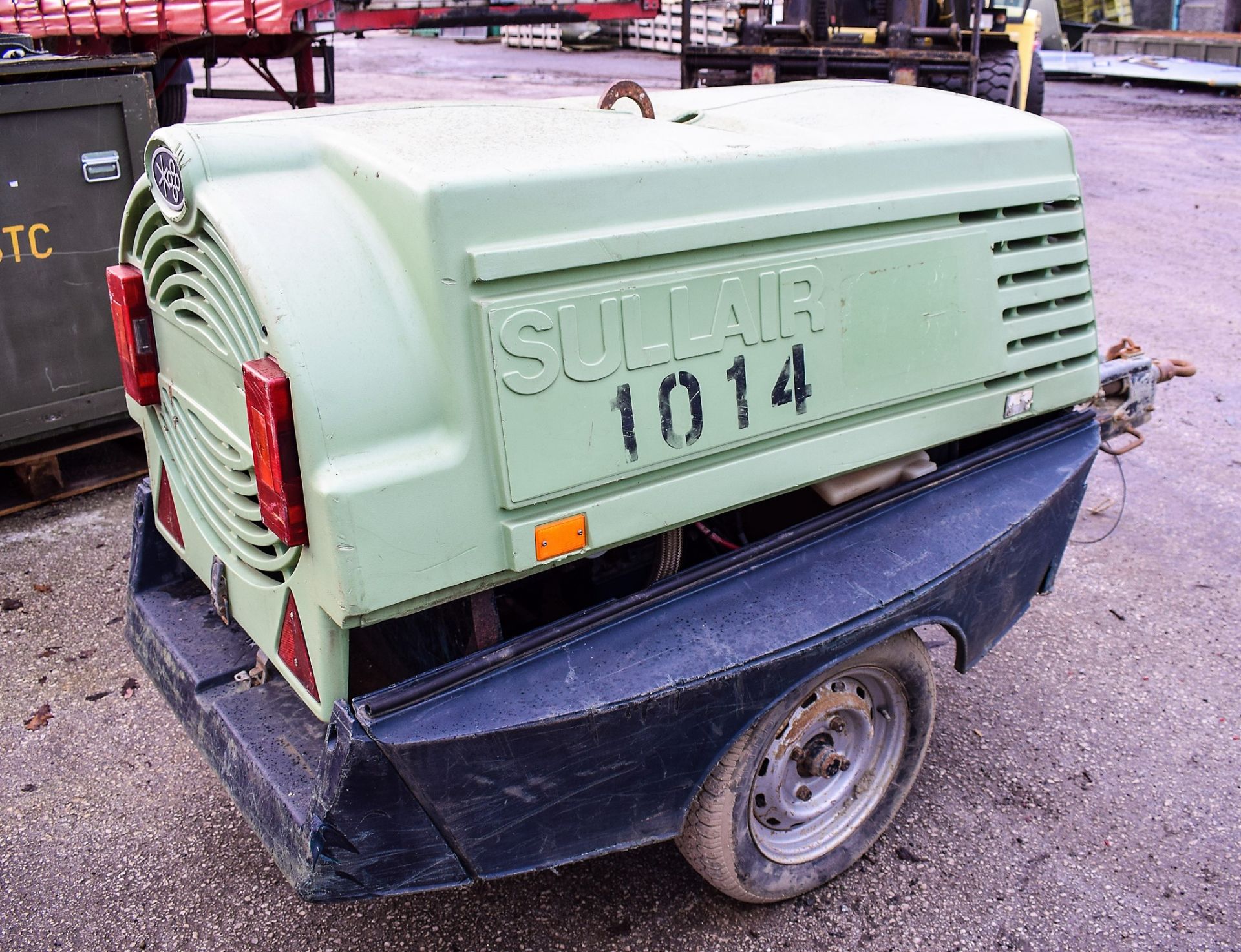 Sullair 85 cfm diesel driven mobile air compressor Year: 2007 Recorded Hours: 956 1014 - Image 2 of 3