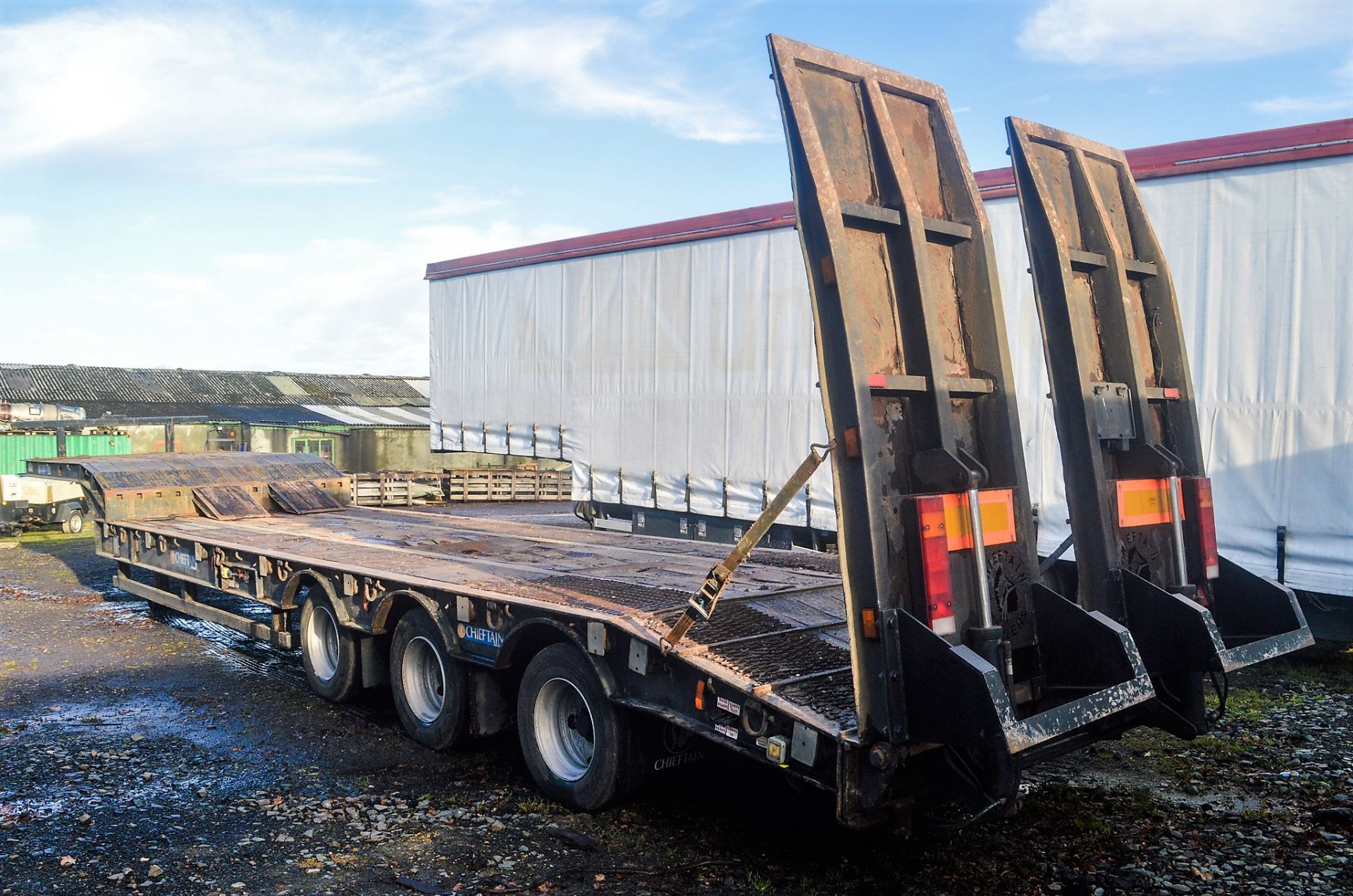Chieftain 44 tonne tri axle low loader step frame trailer Year: 2006 S/N: C269906 MOT Expires: 31/ - Image 3 of 10