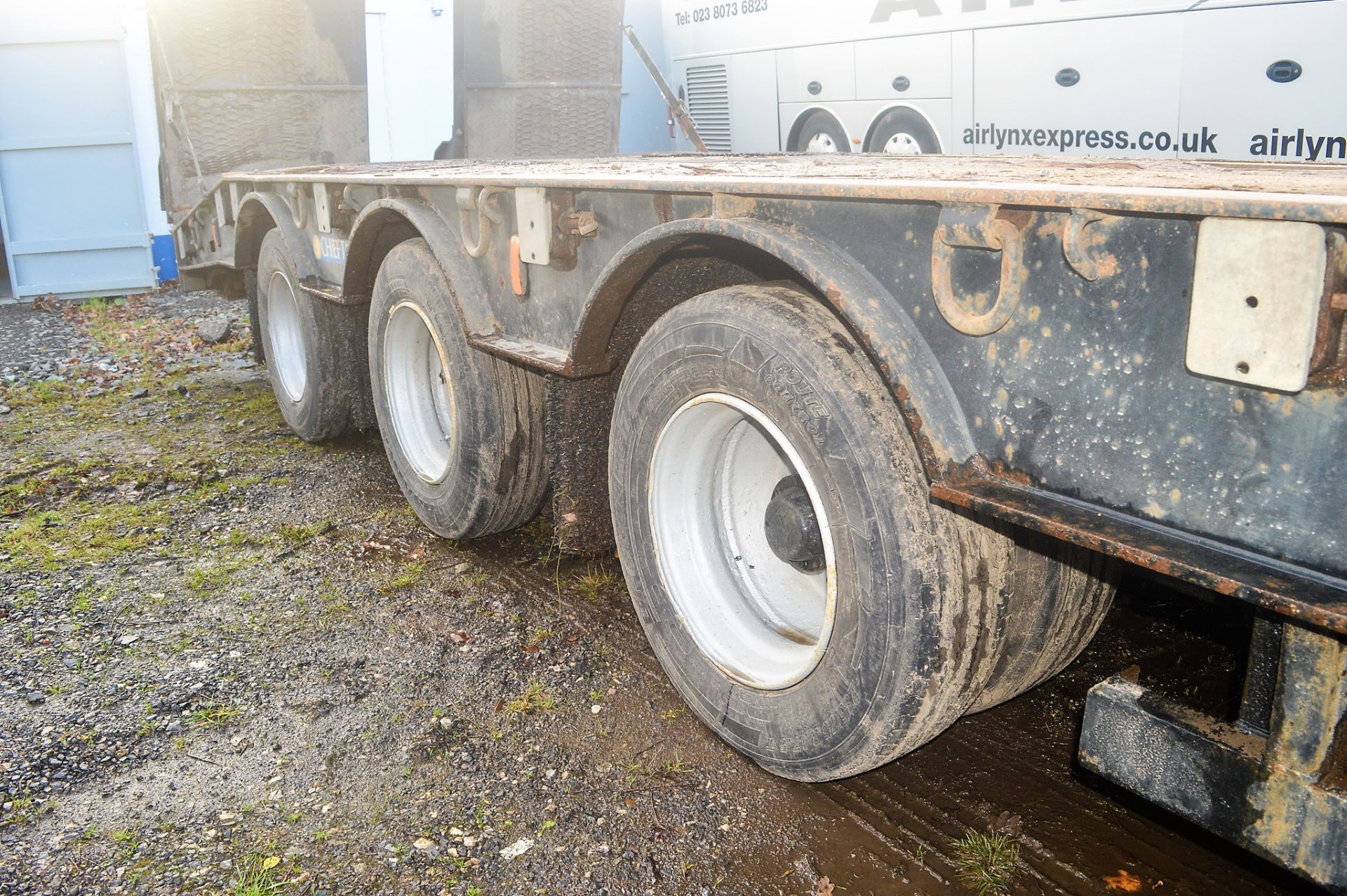 Chieftain 44 tonne tri axle low loader step frame trailer Year: 2006 S/N: C269906 MOT Expires: 31/ - Image 7 of 10