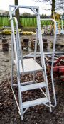 3 tread aluminium step ladder A665353