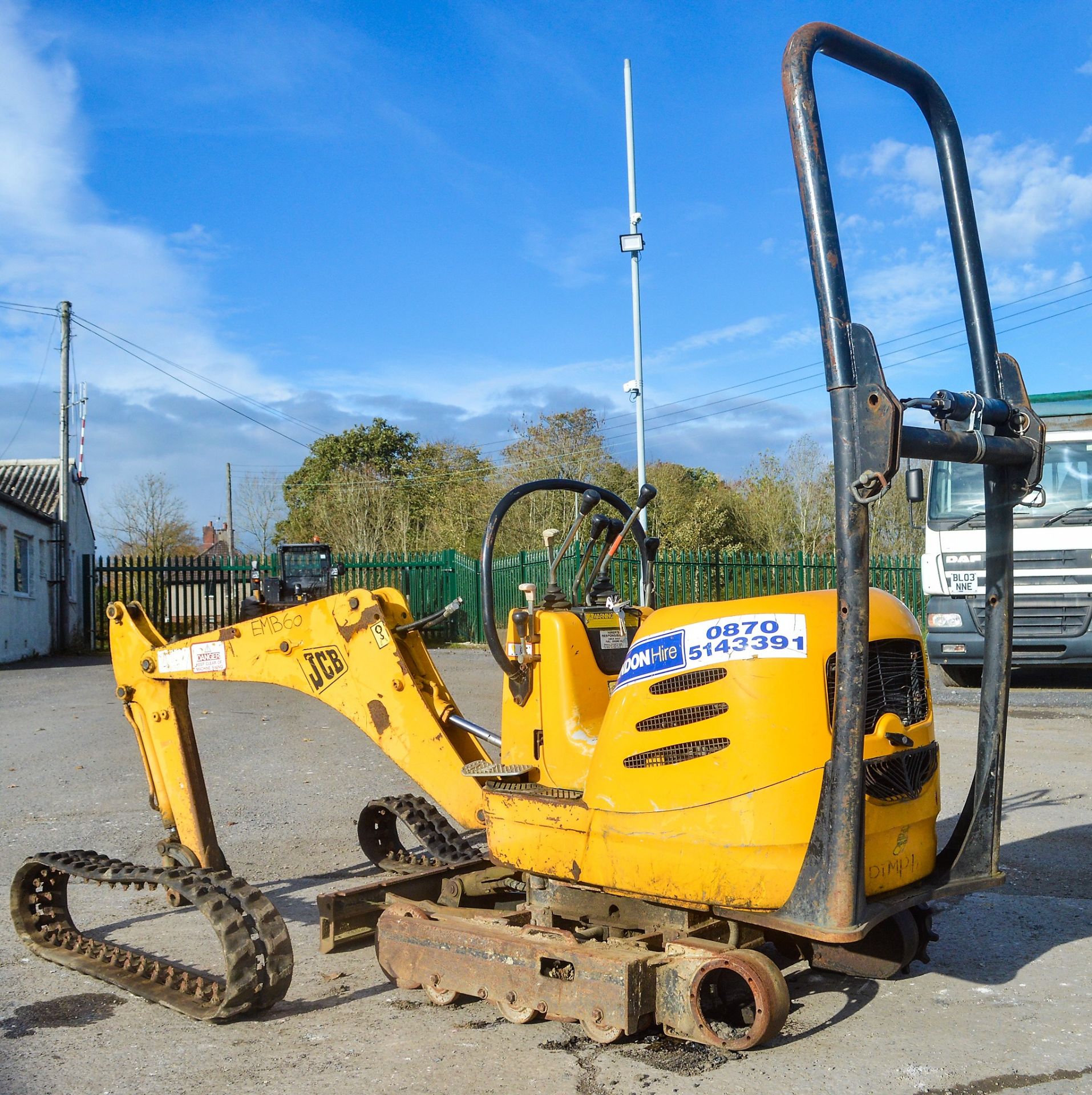 JCB 8008 0.8 tonne rubber tracked micro excavator Year: 2003 S/N: 1006445 Recorded Hours: 2525 blade - Image 4 of 12