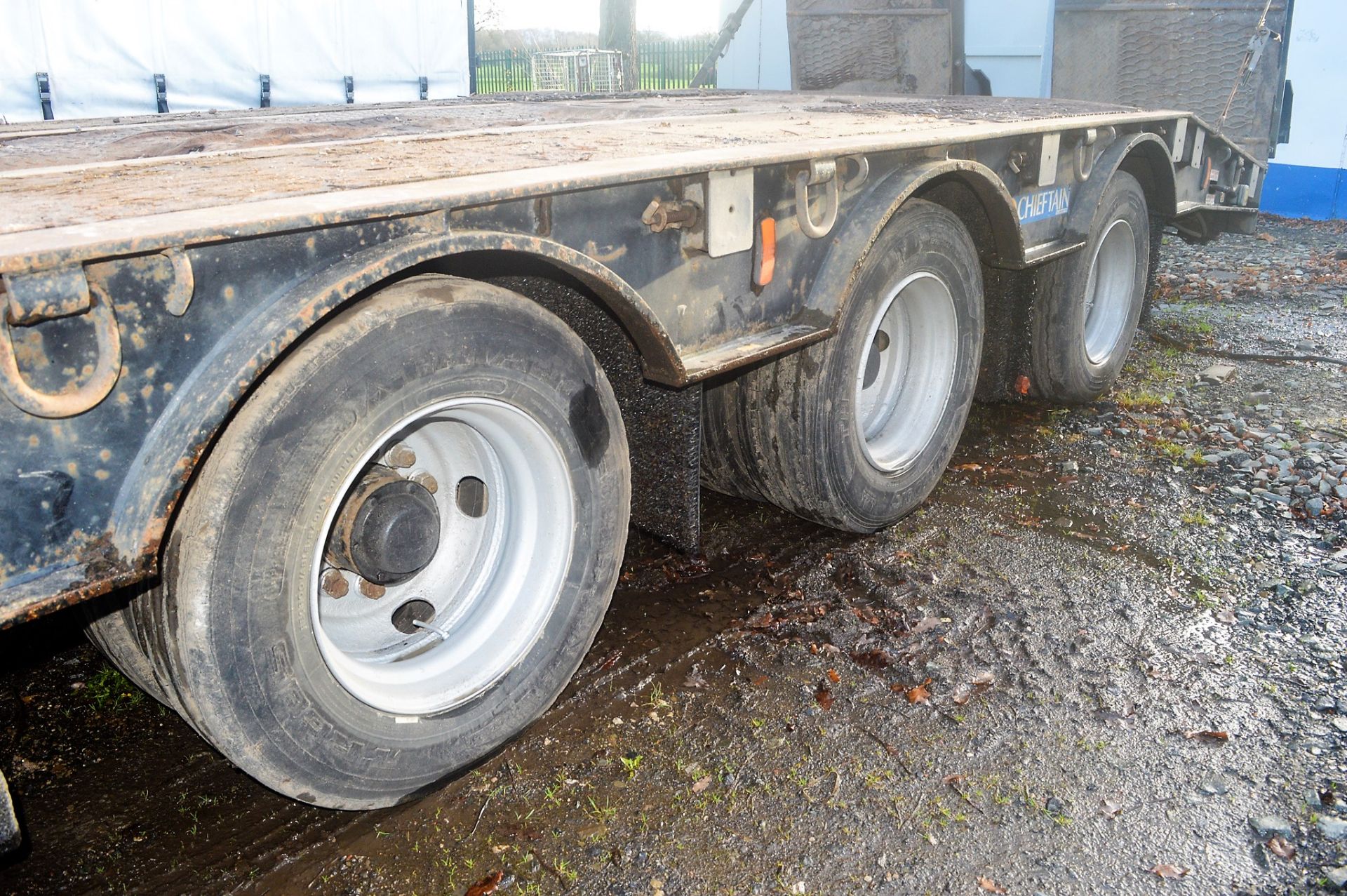 Chieftain 44 tonne tri axle low loader step frame trailer Year: 2006 S/N: C269906 MOT Expires: 31/ - Image 8 of 10