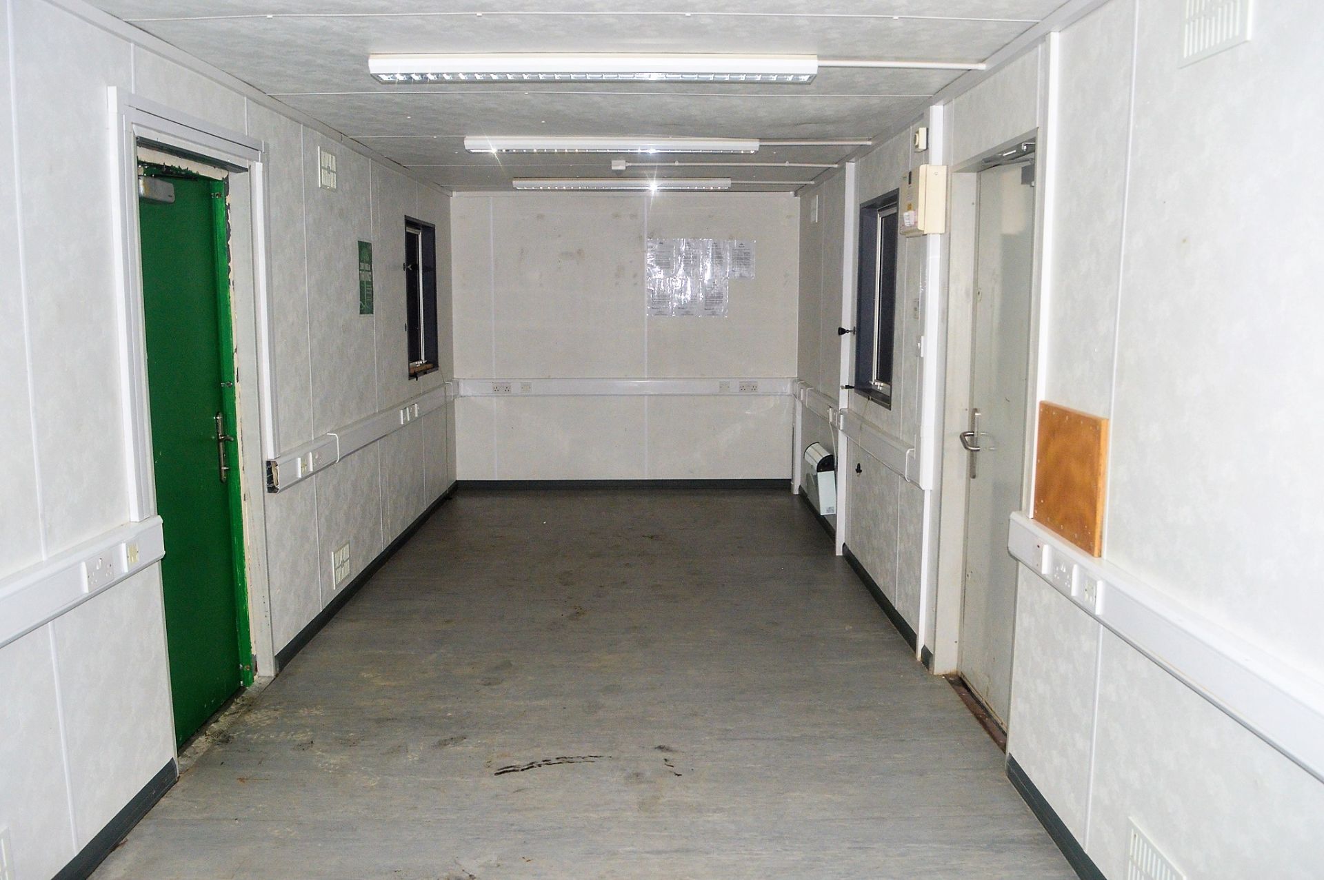 32 ft x 10 ft steel anti vandal jack leg office site unit c/w keys - Image 6 of 6