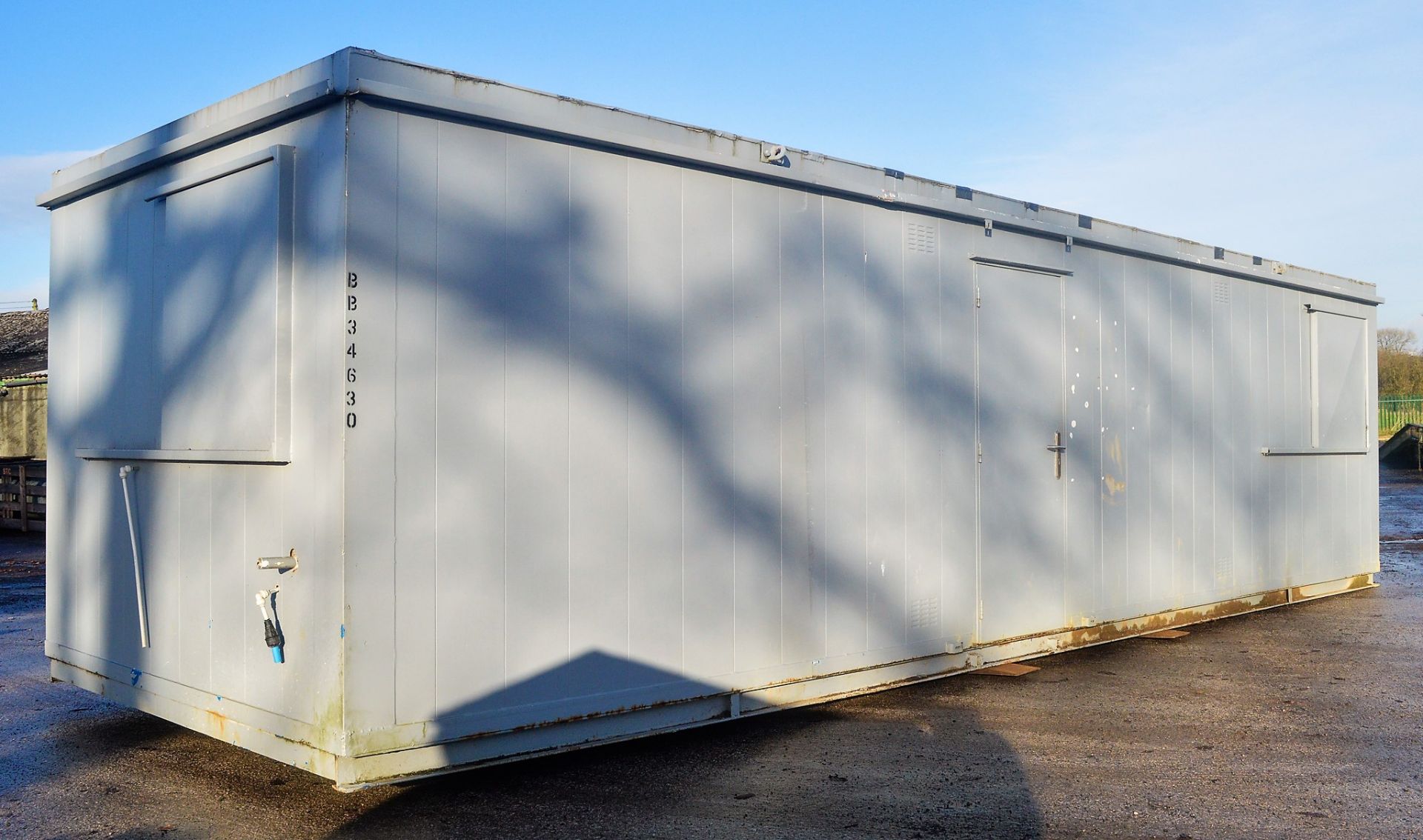 32 ft x 10 ft steel anti vandal office site unit c/w keys BB34630