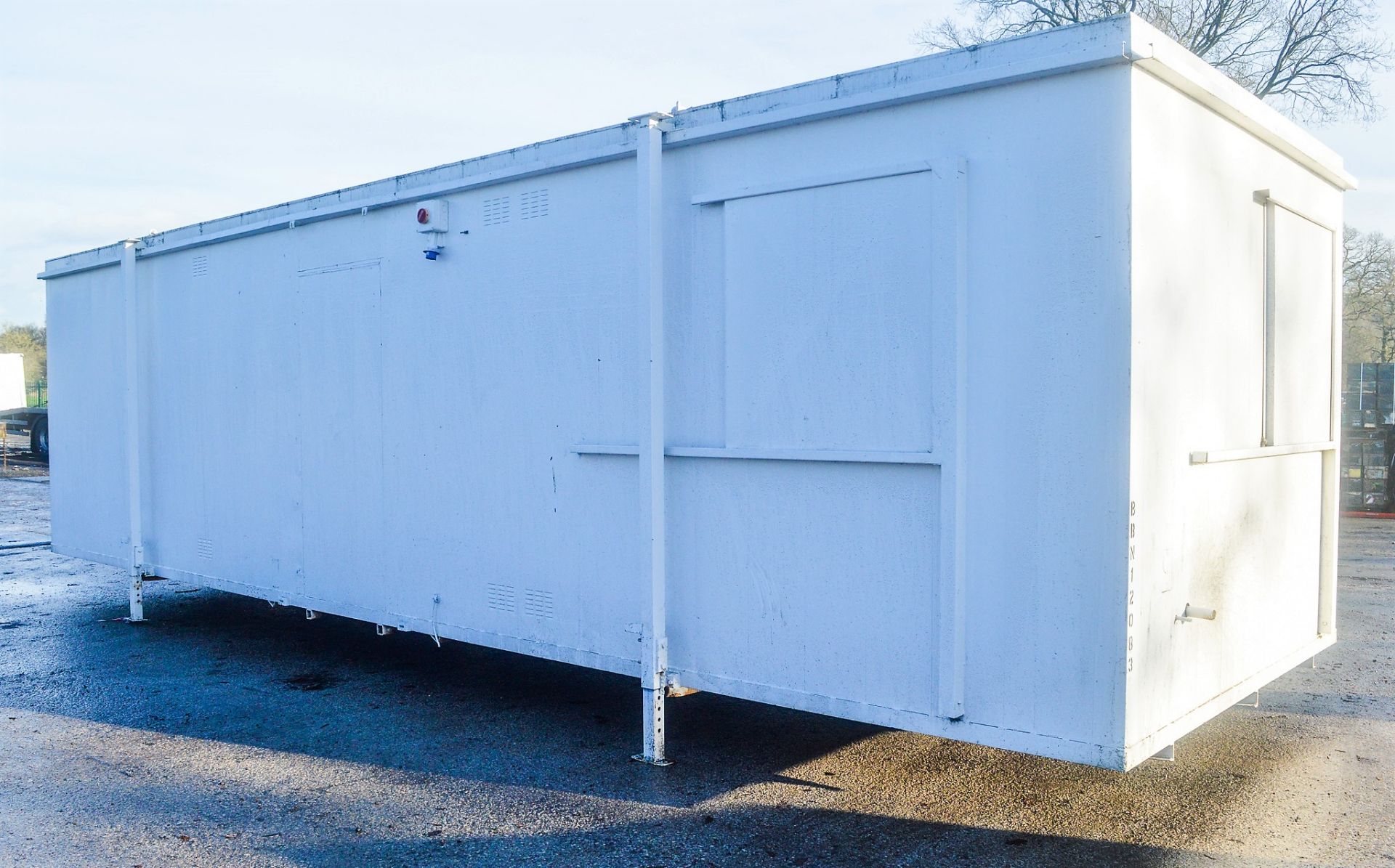 32 ft x 10 ft steel anti vandal jack leg office site unit BBN12083 ** Door missing ** - Image 3 of 5