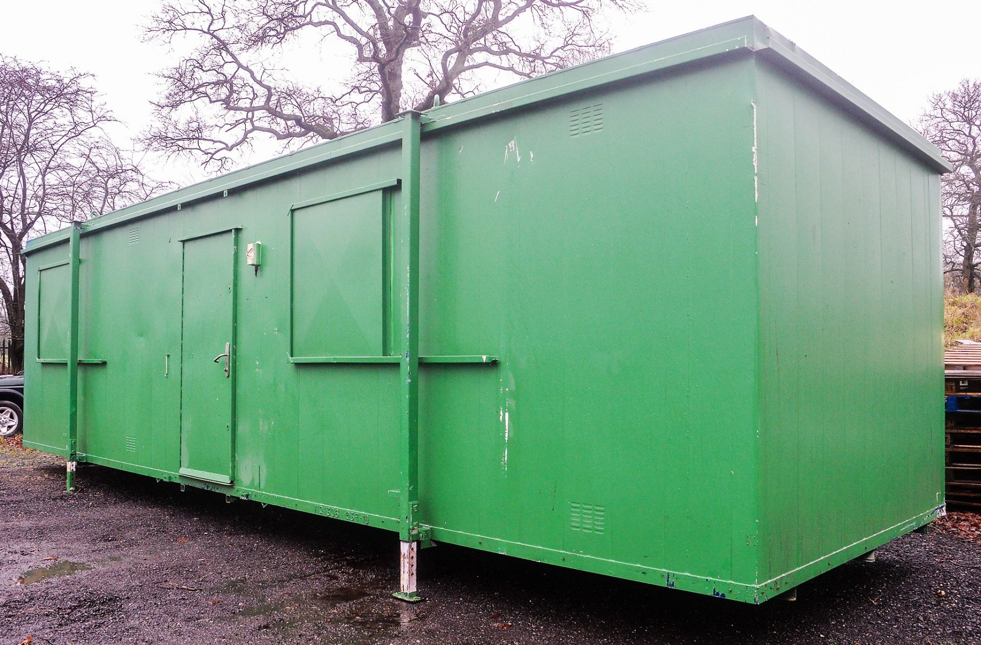 32 ft x 10 ft steel anti vandal jack leg office site unit c/w keys