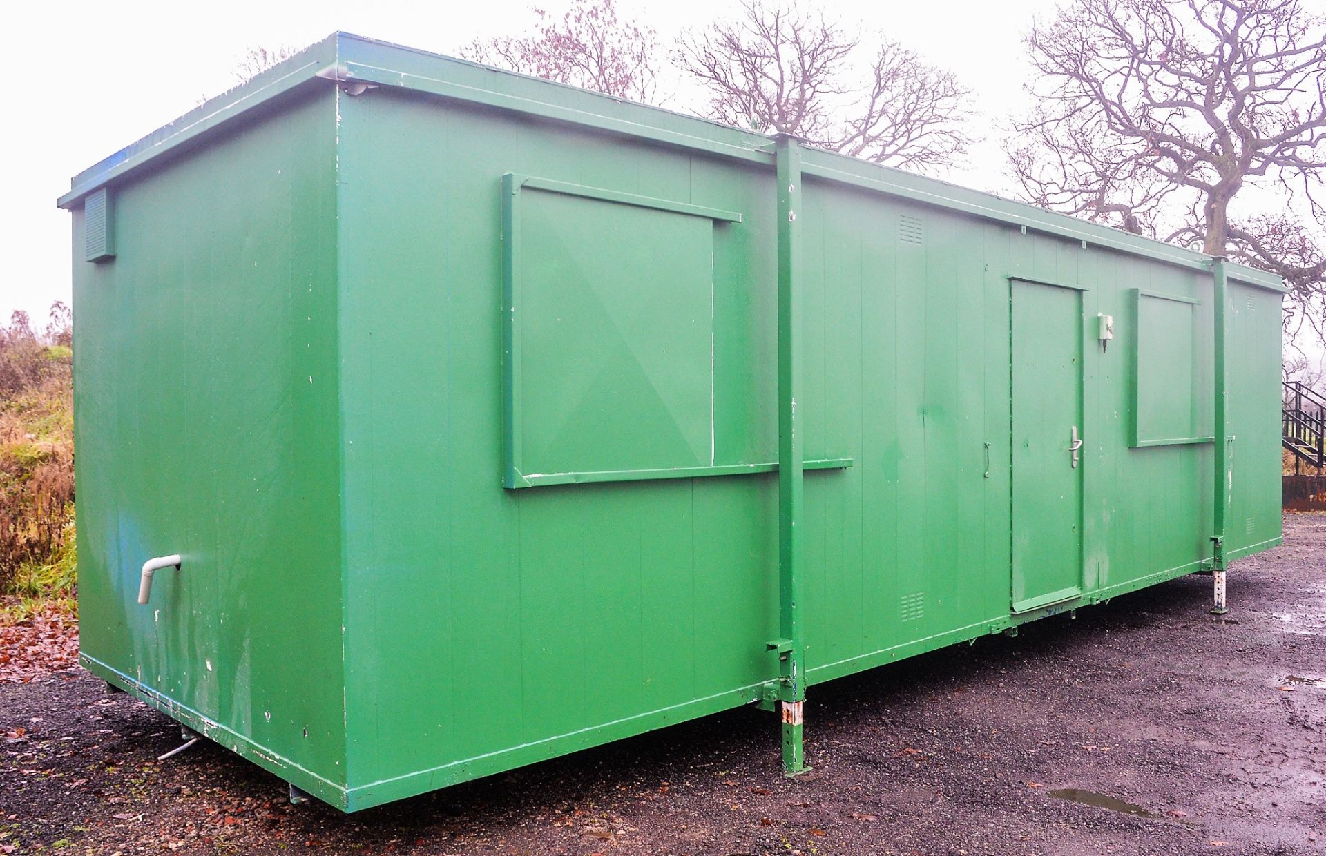 32 ft x 10 ft steel anti vandal jack leg office site unit c/w keys - Image 4 of 6