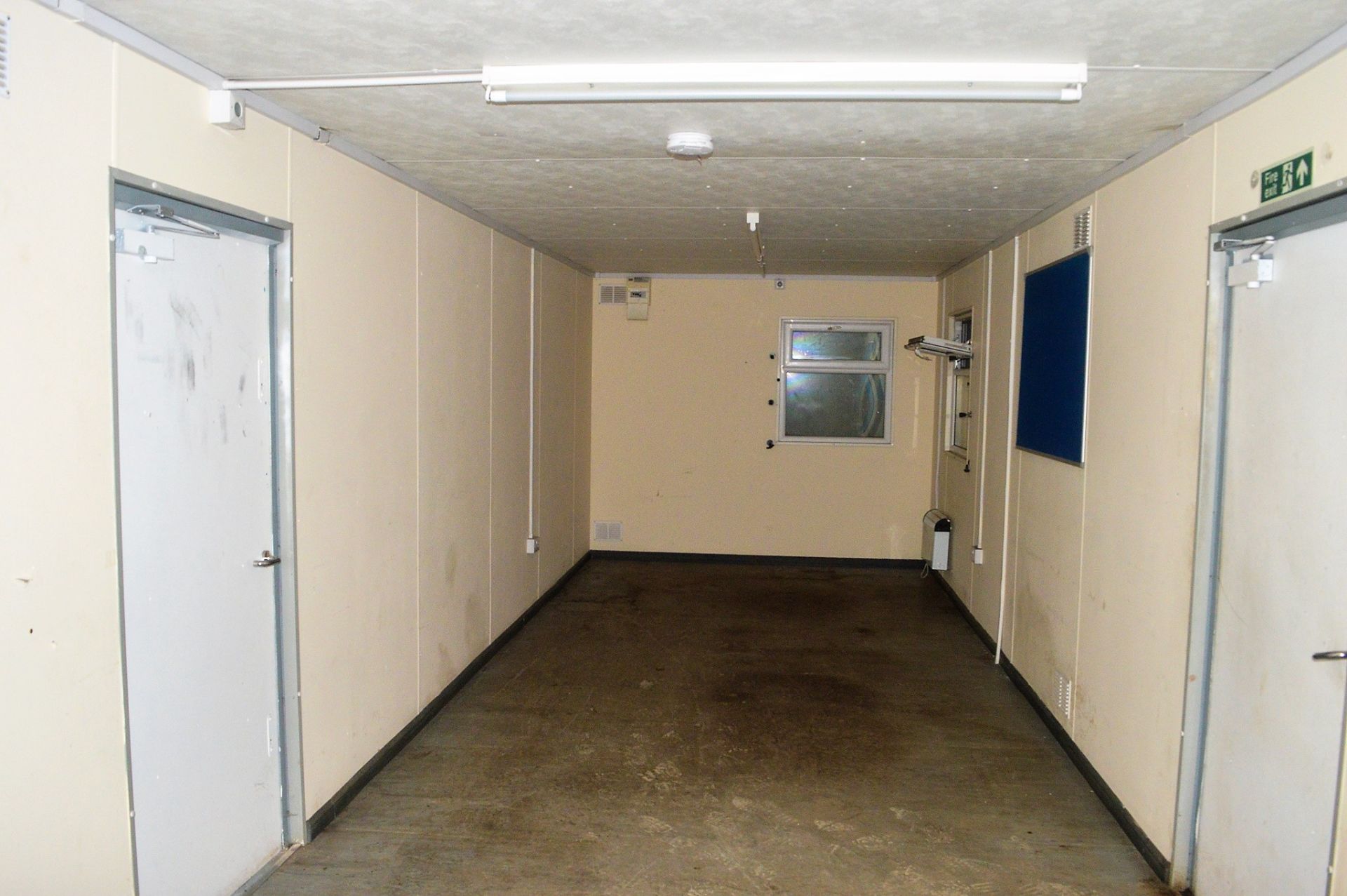 32 ft x 10 ft steel anti vandal jack leg office site unit GT25723 ** No key but 1 door unlocked ** - Image 5 of 6