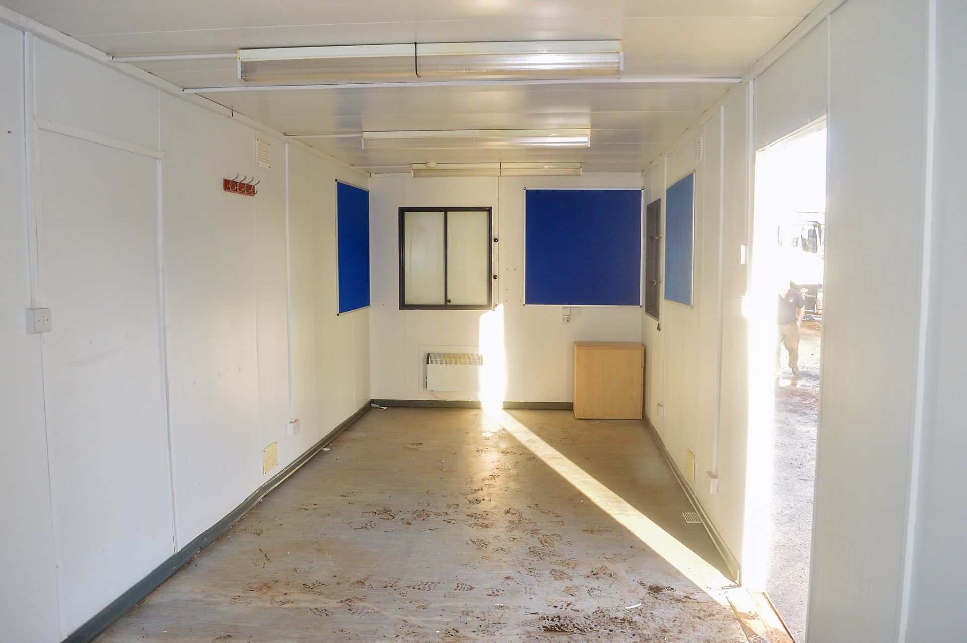 32 ft x 10 ft steel anti vandal jack leg office site unit BBN12083 ** Door missing ** - Image 5 of 5