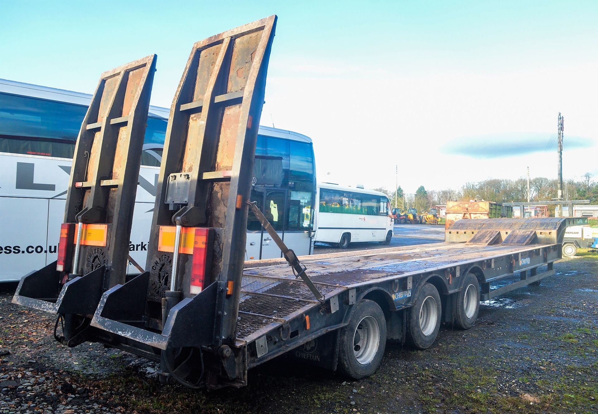 Chieftain 44 tonne tri axle low loader step frame trailer Year: 2006 S/N: C269906 MOT Expires: 31/ - Image 4 of 10