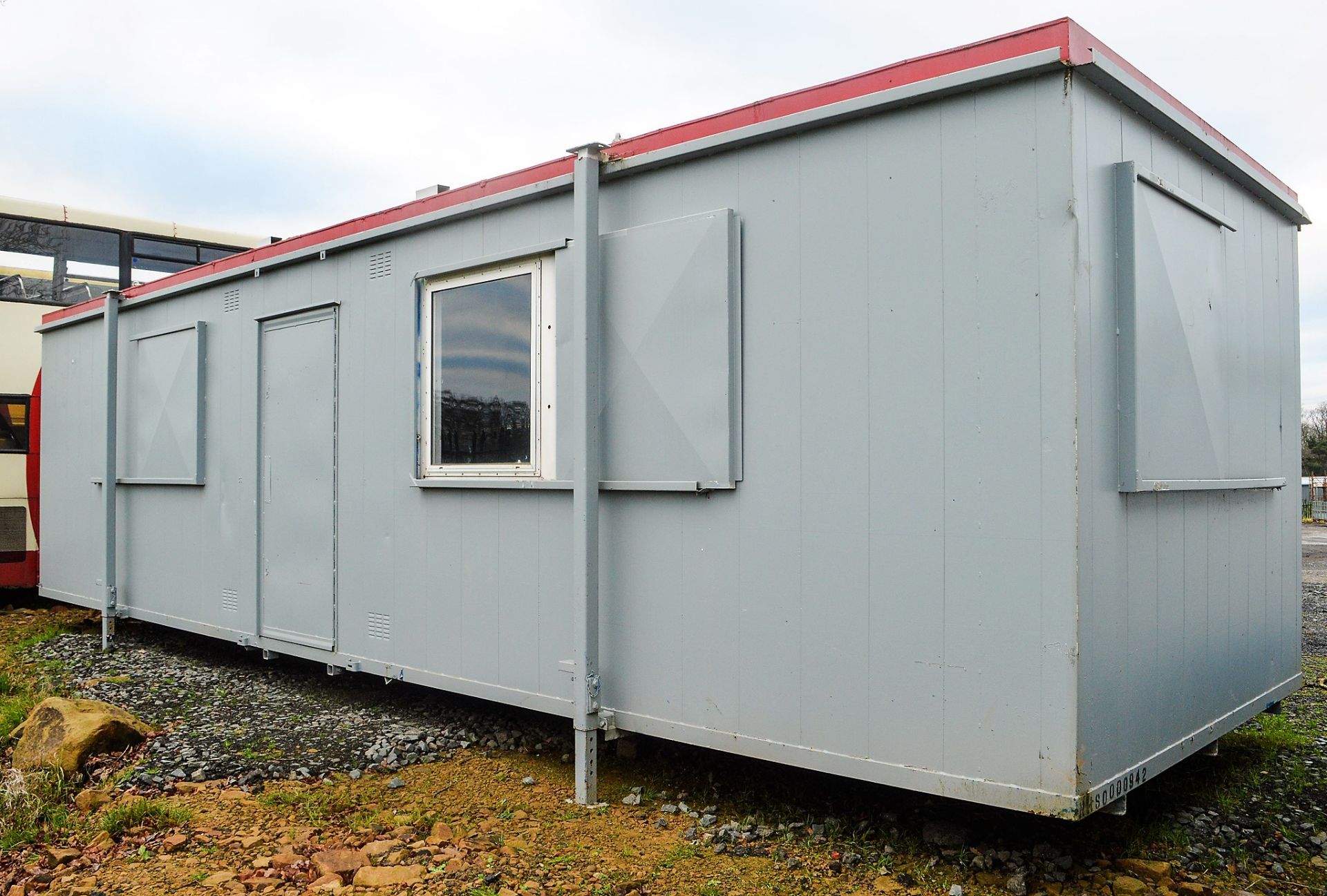 32 ft x 10 ft steel anti vandal jack leg office site unit Comprising of: Main office & side office - Image 3 of 7