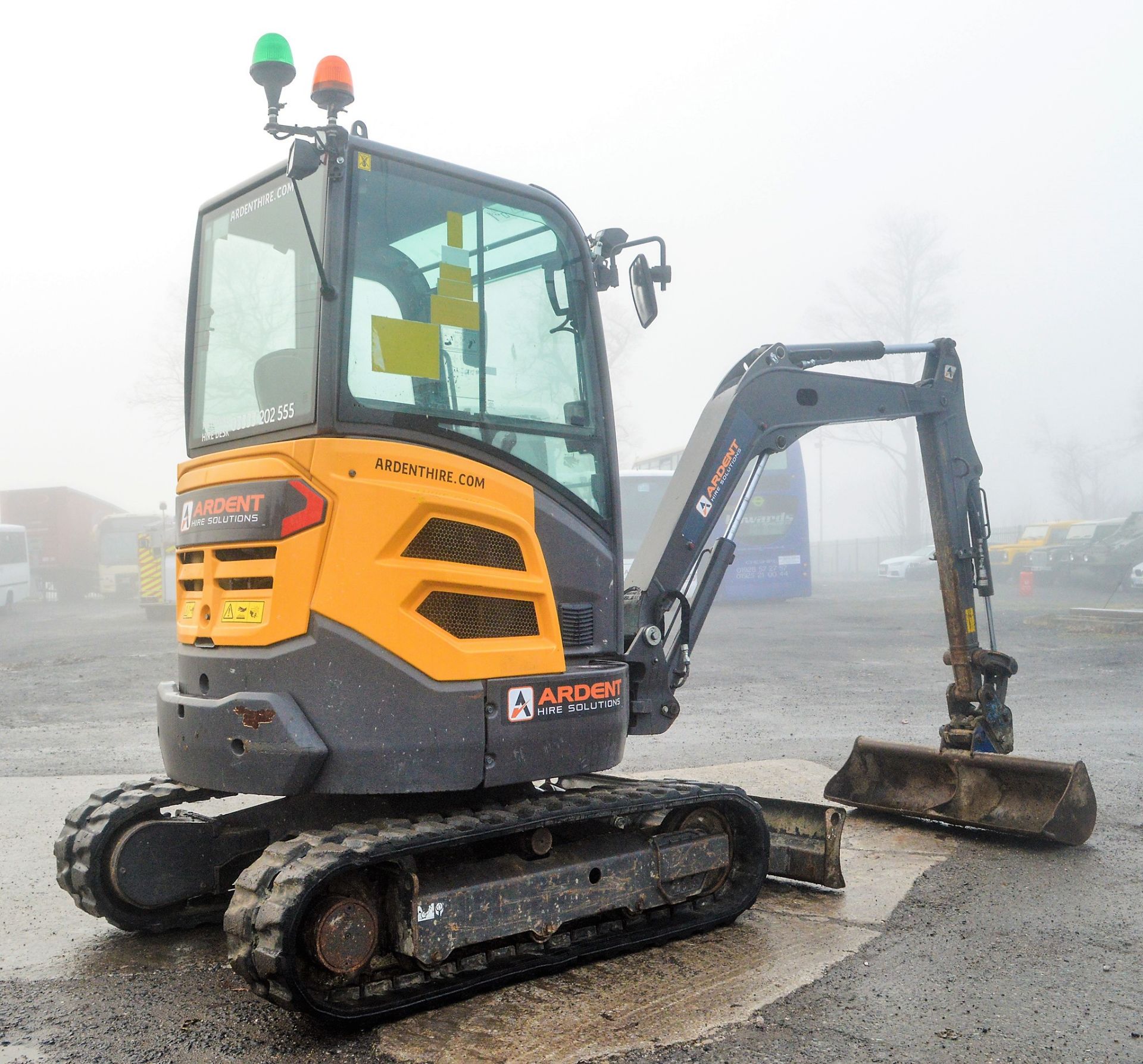 Volvo ECR 250 2.8 tonne rubber tracked mini excavator  Year: 2016 S/N: 4426 Recorded Hours: 1086 - Image 4 of 12