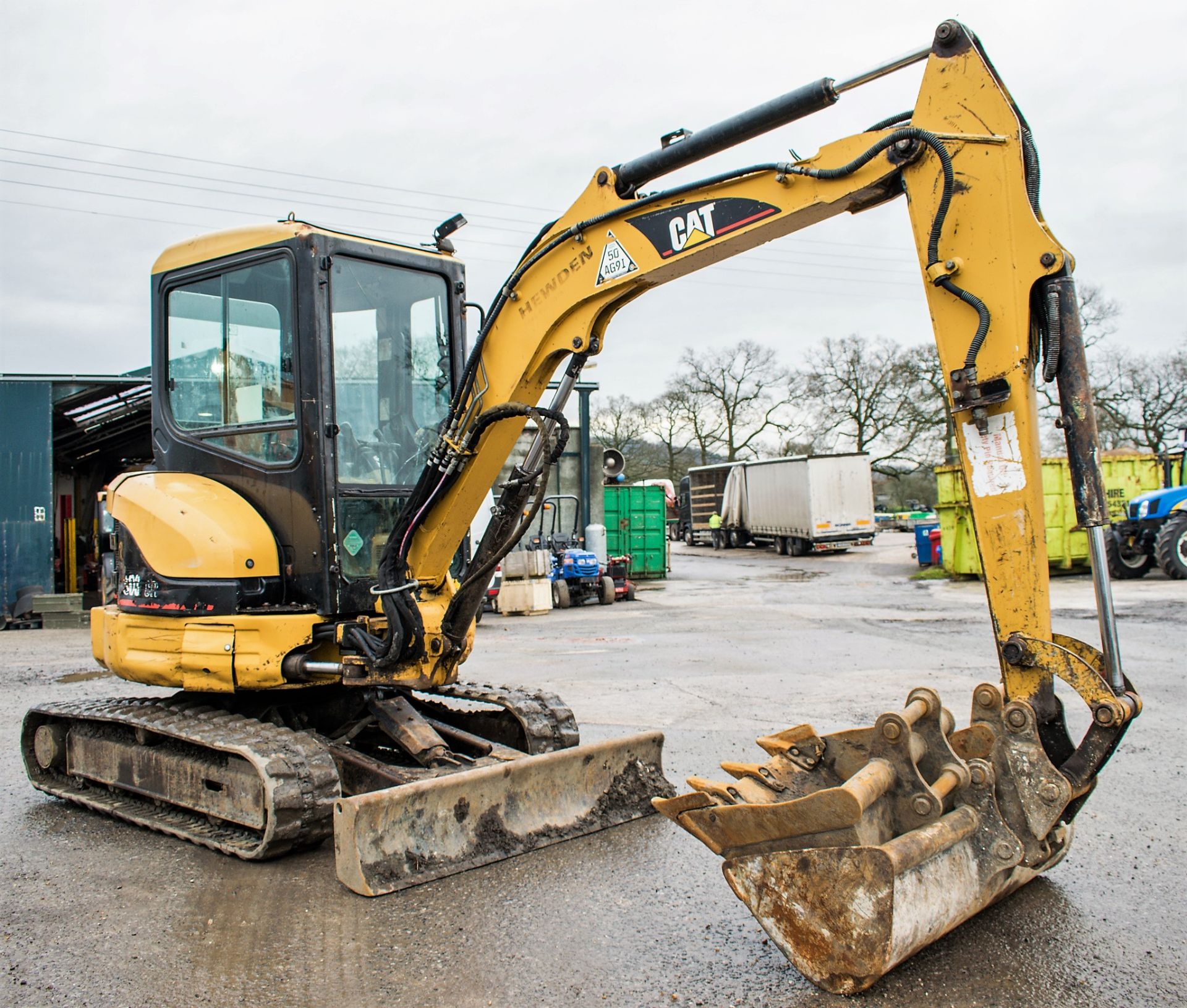 Caterpillar 303 CR 3 tonne zero tail swing rubber tracked excavator Year: 2005 S/N: 107961 - Image 2 of 13