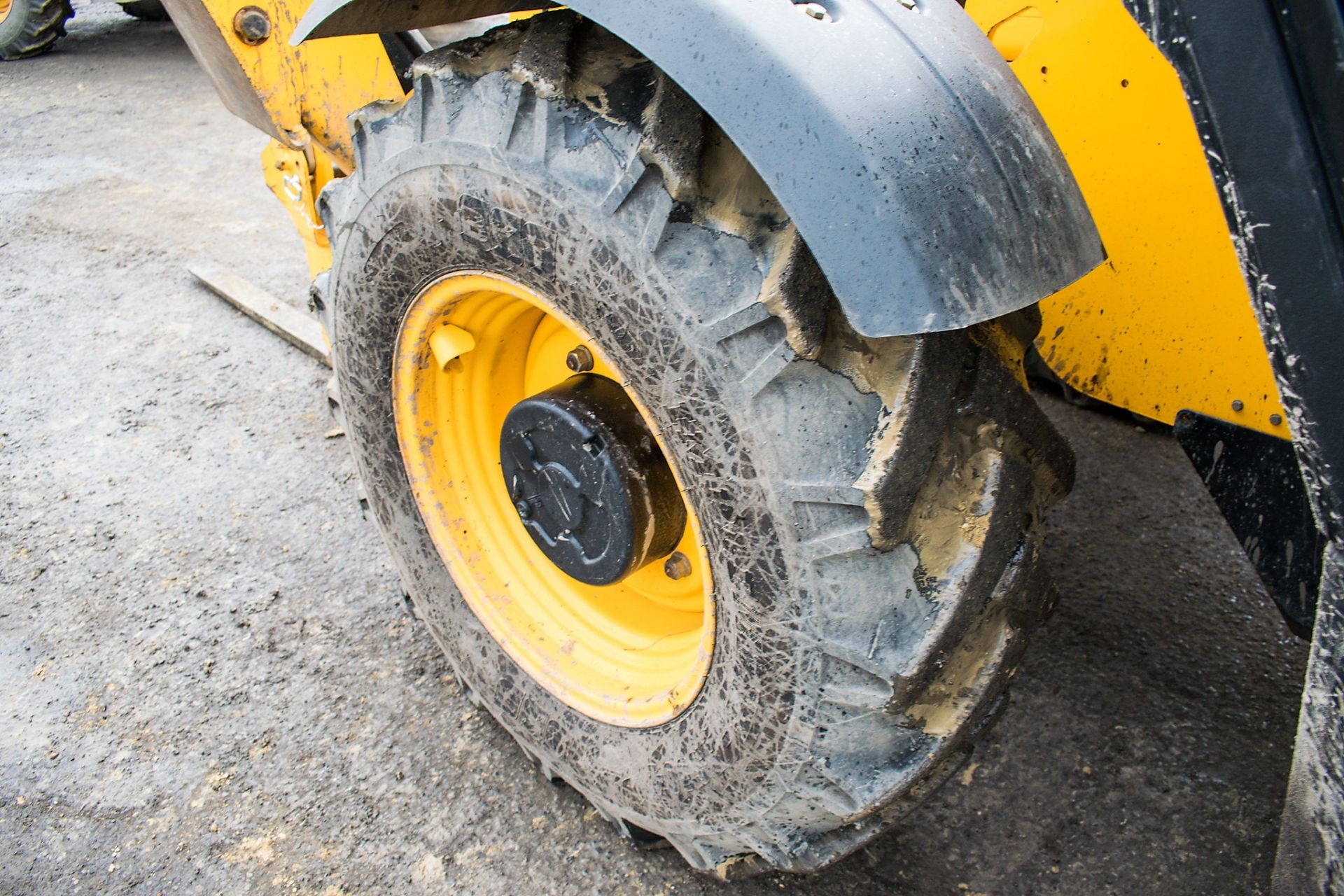 JCB 535-125 12.5 metre telescopic handler  Year: 2015 S/N: 02350437 Rec Hours: 2350 c/w sway - Image 8 of 14