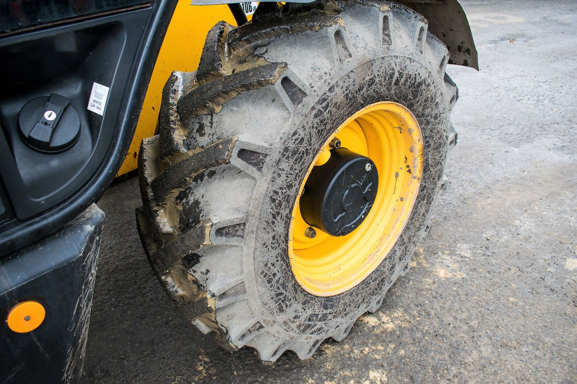 JCB 535-125 12.5 metre telescopic handler  Year: 2015 S/N: 02350437 Rec Hours: 2350 c/w sway - Image 7 of 14