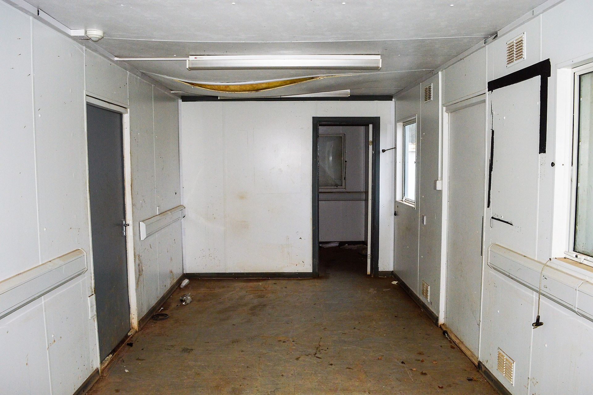 32 ft x 10 ft steel anti vandal jack leg office site unit Comprising of: Main office & side office - Image 6 of 7