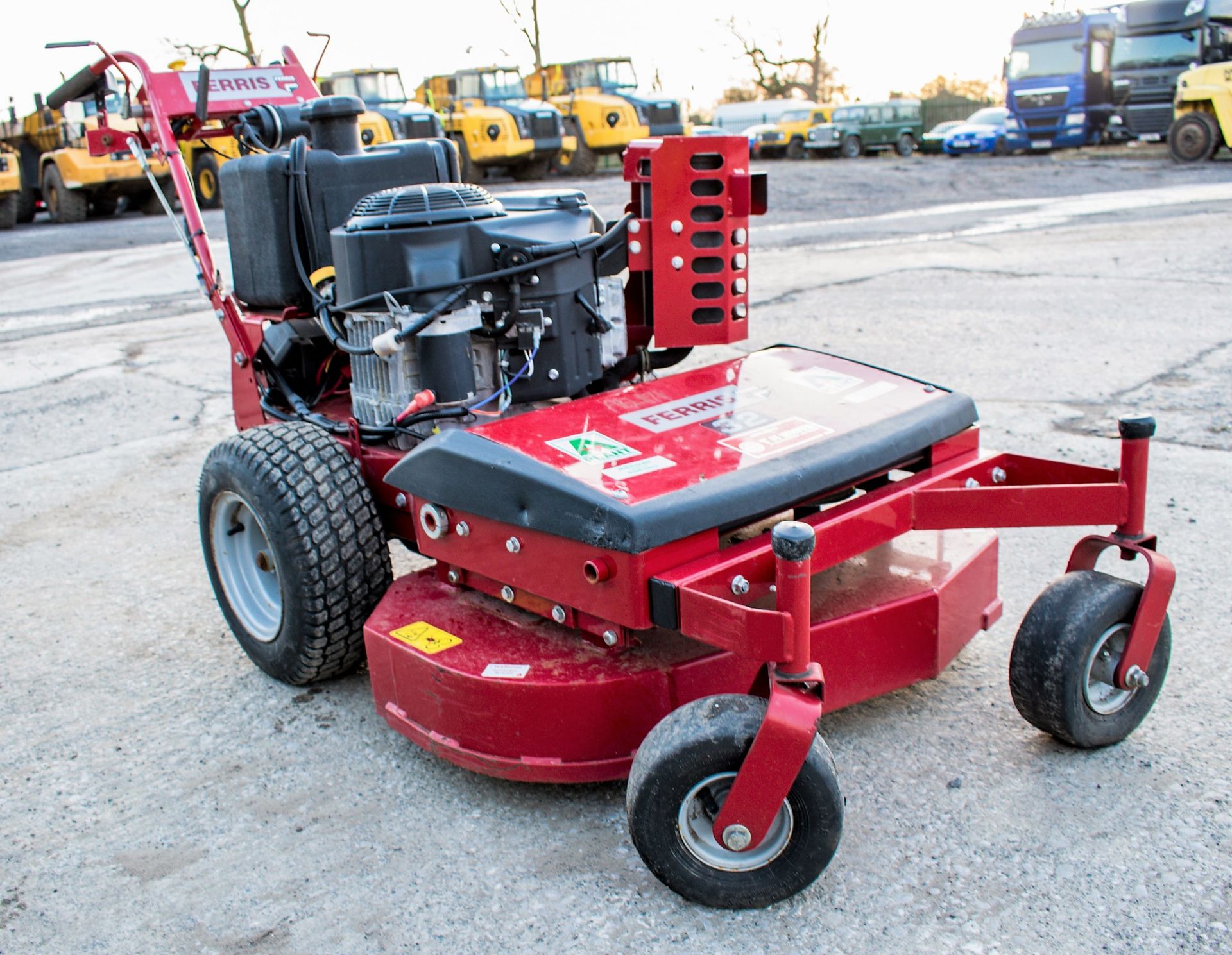 Ferris 32 petrol driven lawnmower A641171 - Image 2 of 6