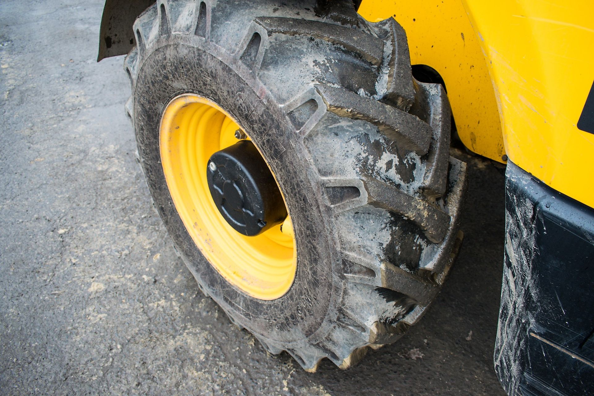 JCB 535-125 12.5 metre telescopic handler  Year: 2015 S/N: 02350437 Rec Hours: 2350 c/w sway - Image 10 of 14